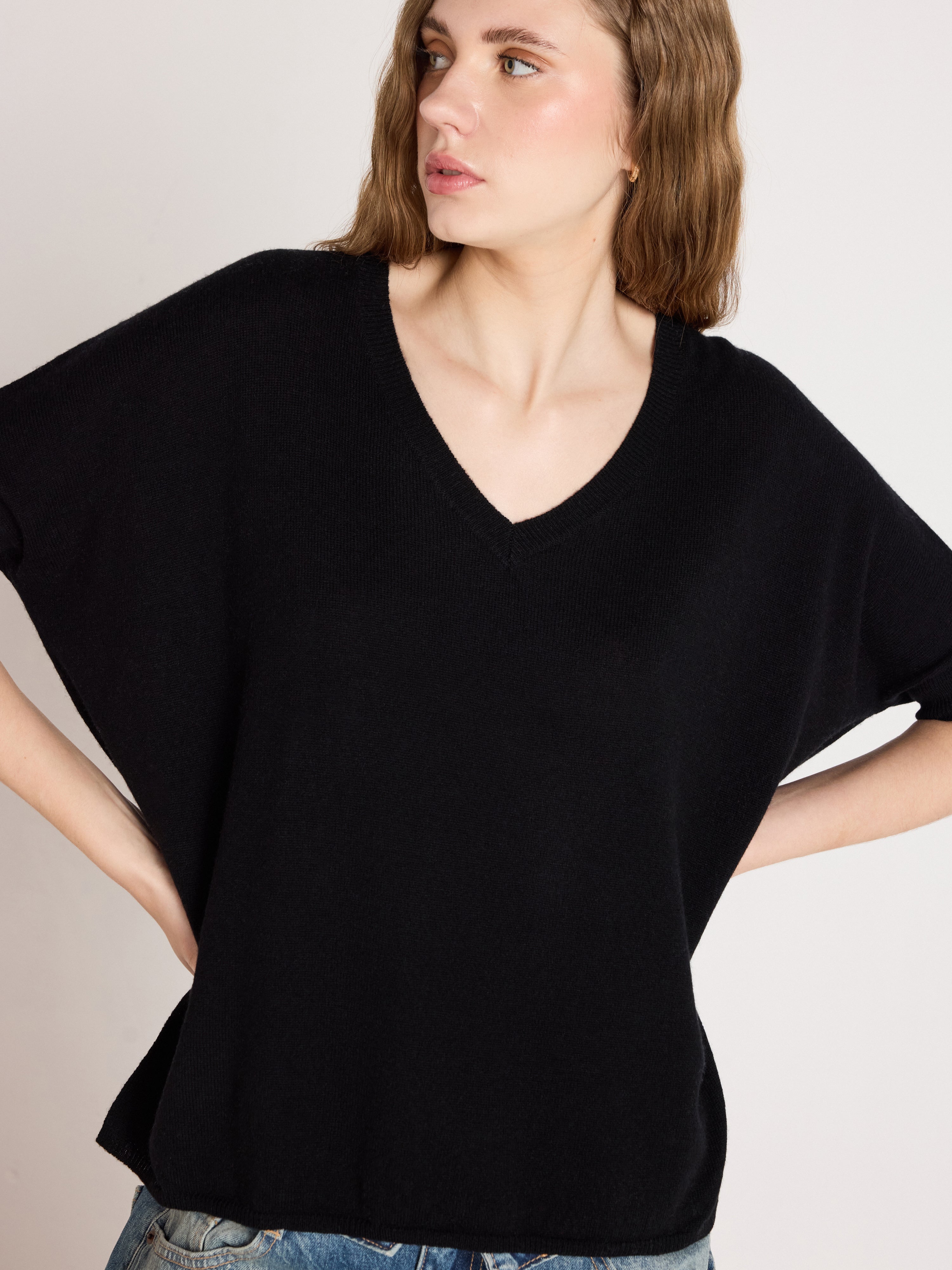 absolut-kate-poncho-pullover-mit-v-ausschnitt-aus-kaschmir-schwarz image 6