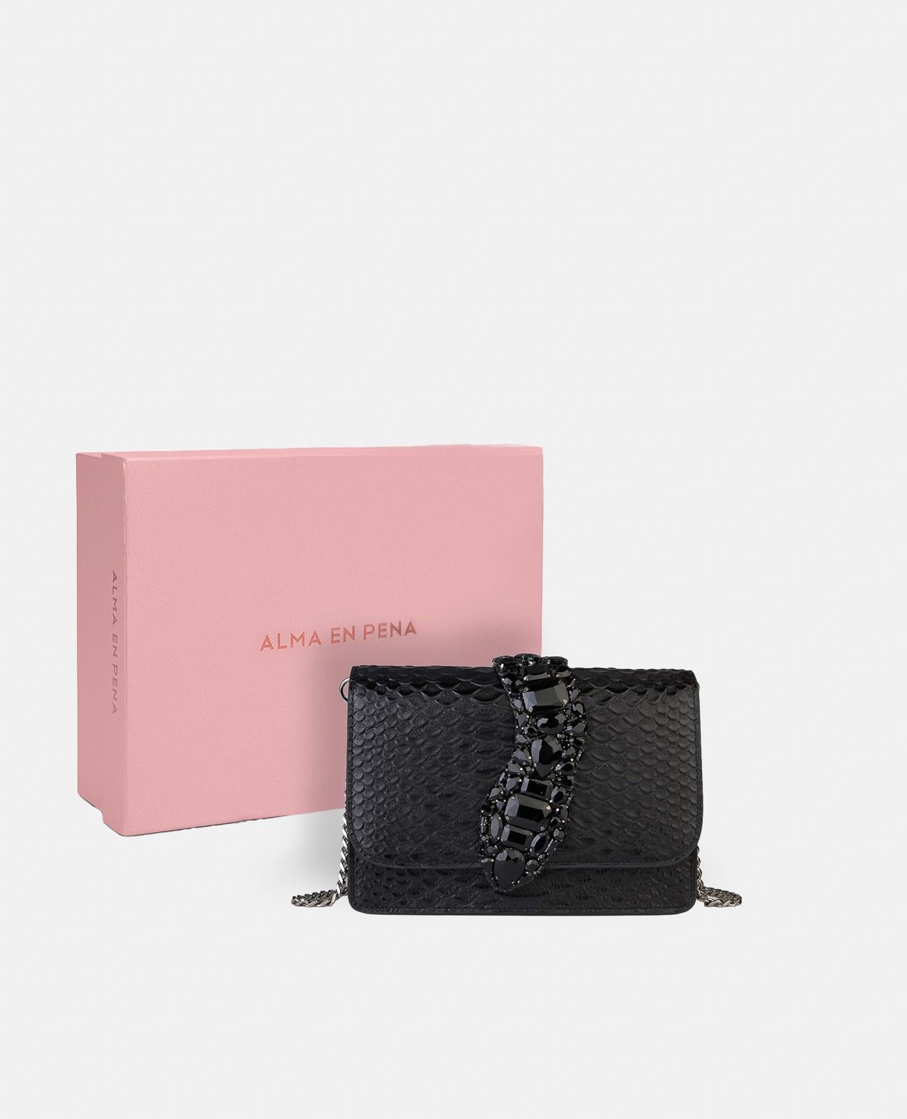 alma-en-pena-snake-schultertasche-schwarz-leder-mit-kette image 5