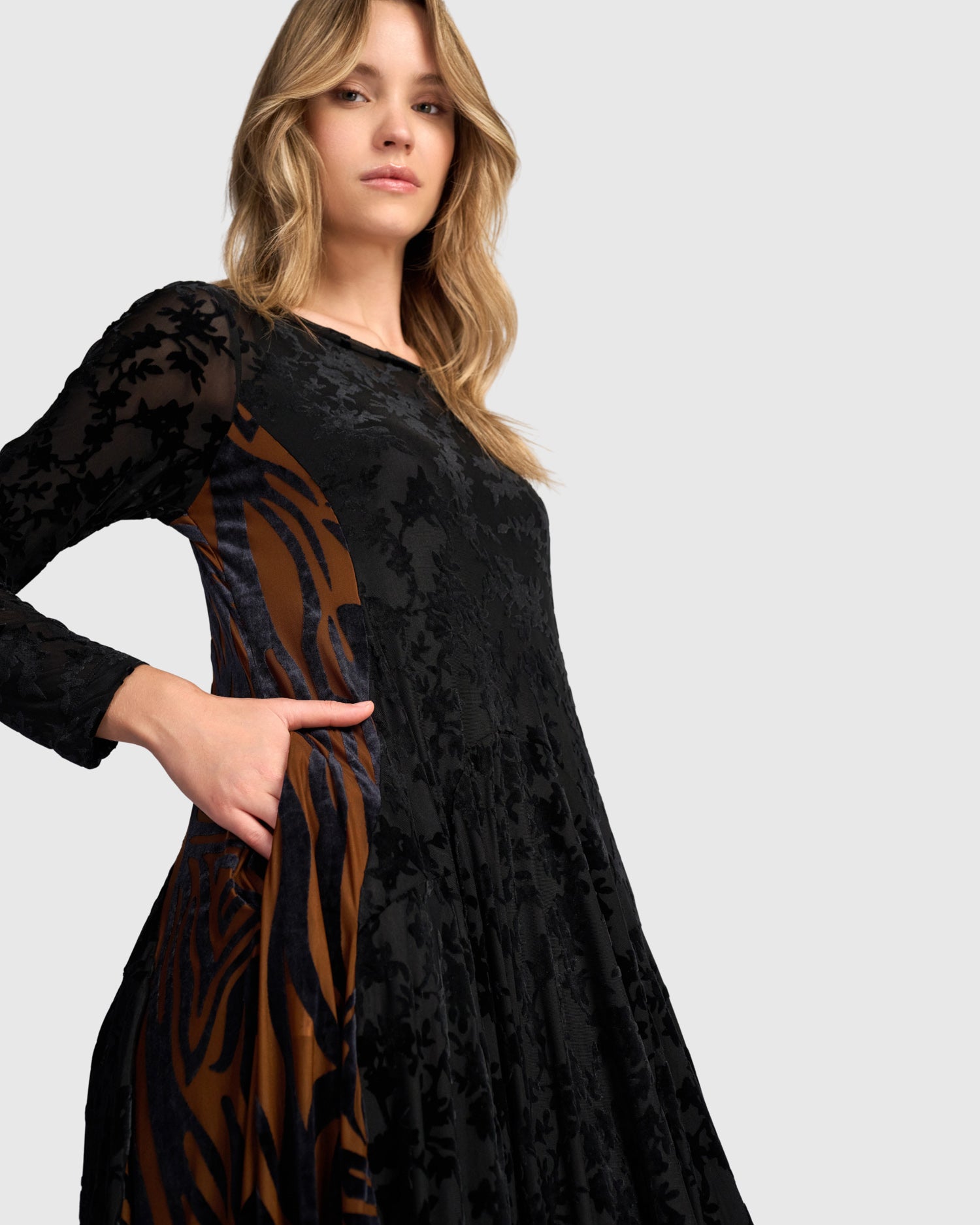 alembika-seraphine-crew-cocoon-kleid-black-cognac image 2
