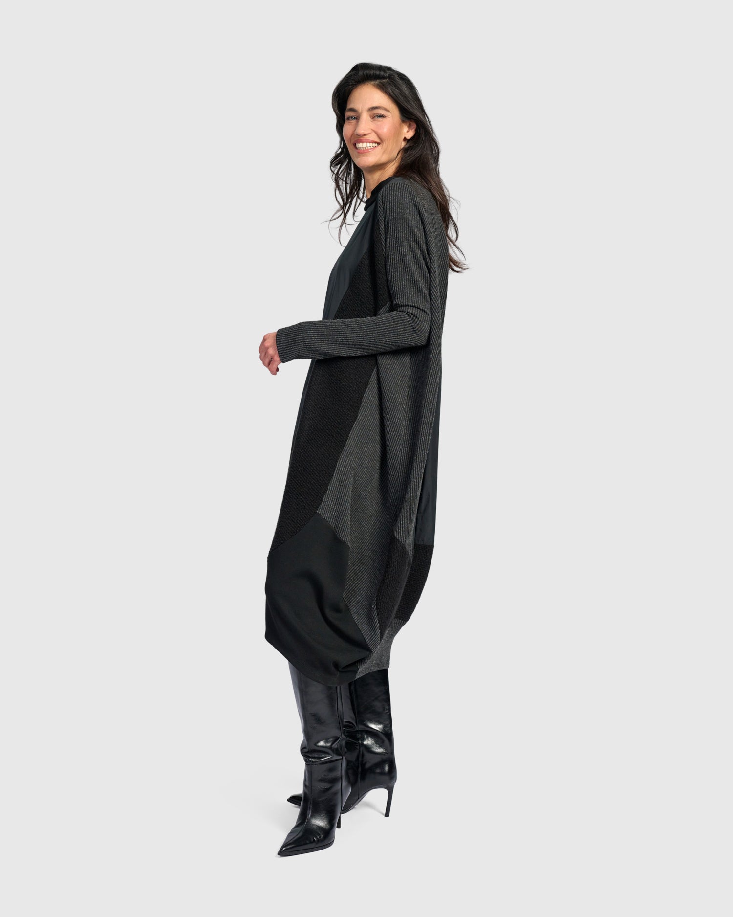 alembika-urban-slope-oversized-kleid-schwarz-midi image 3