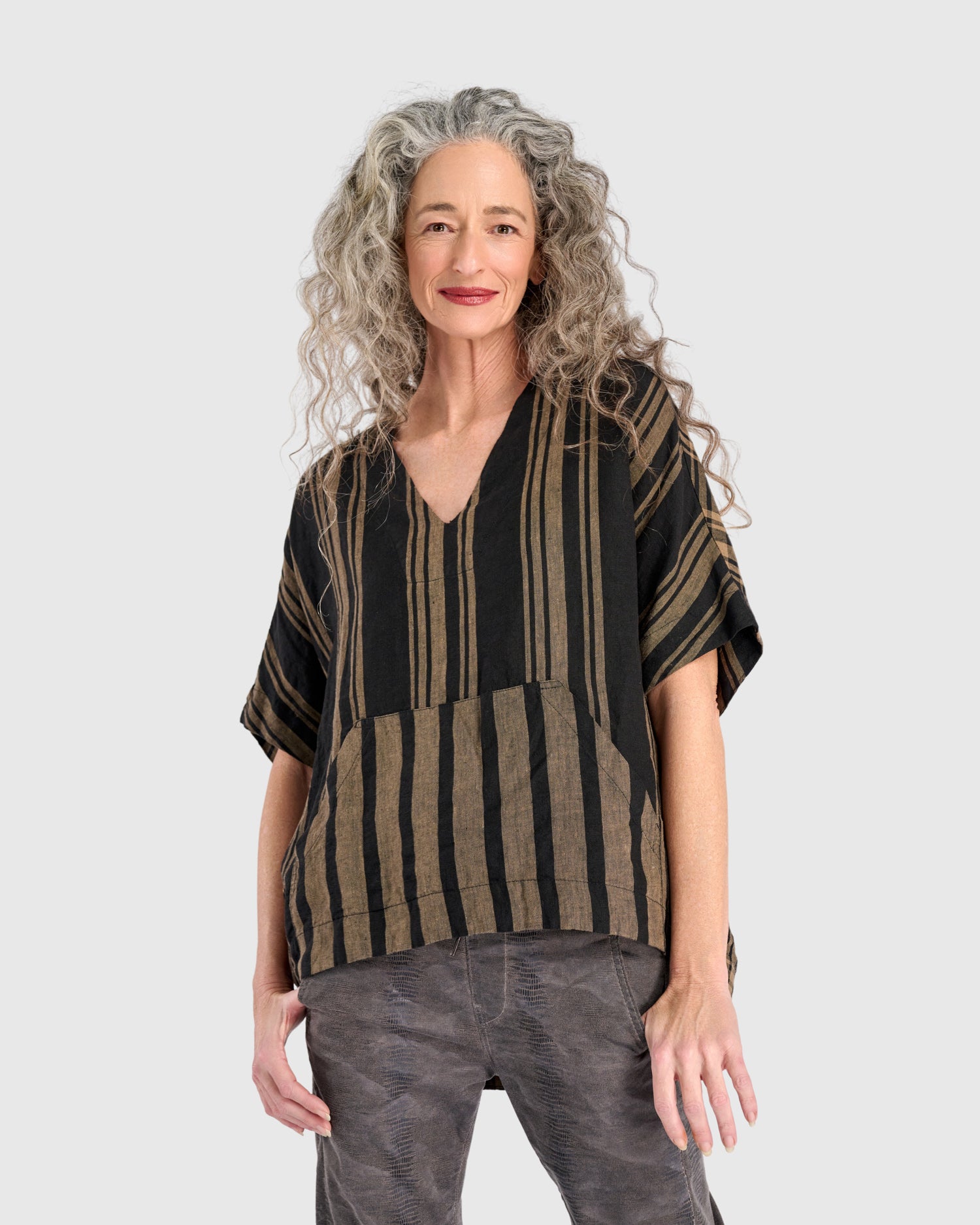 alembika-tawny-pullover-top-sepia-schwarz-leinen-top-mit-tasche image 2
