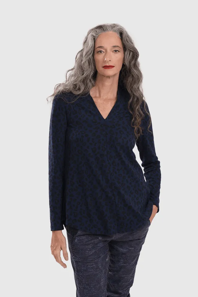 alembika-chiu-v-neck-top-v-ausschnitt-shirt-navy-baby-cheetah image 1