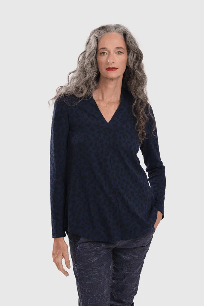 alembika-chiu-v-neck-top-v-ausschnitt-shirt-navy-baby-cheetah image 1