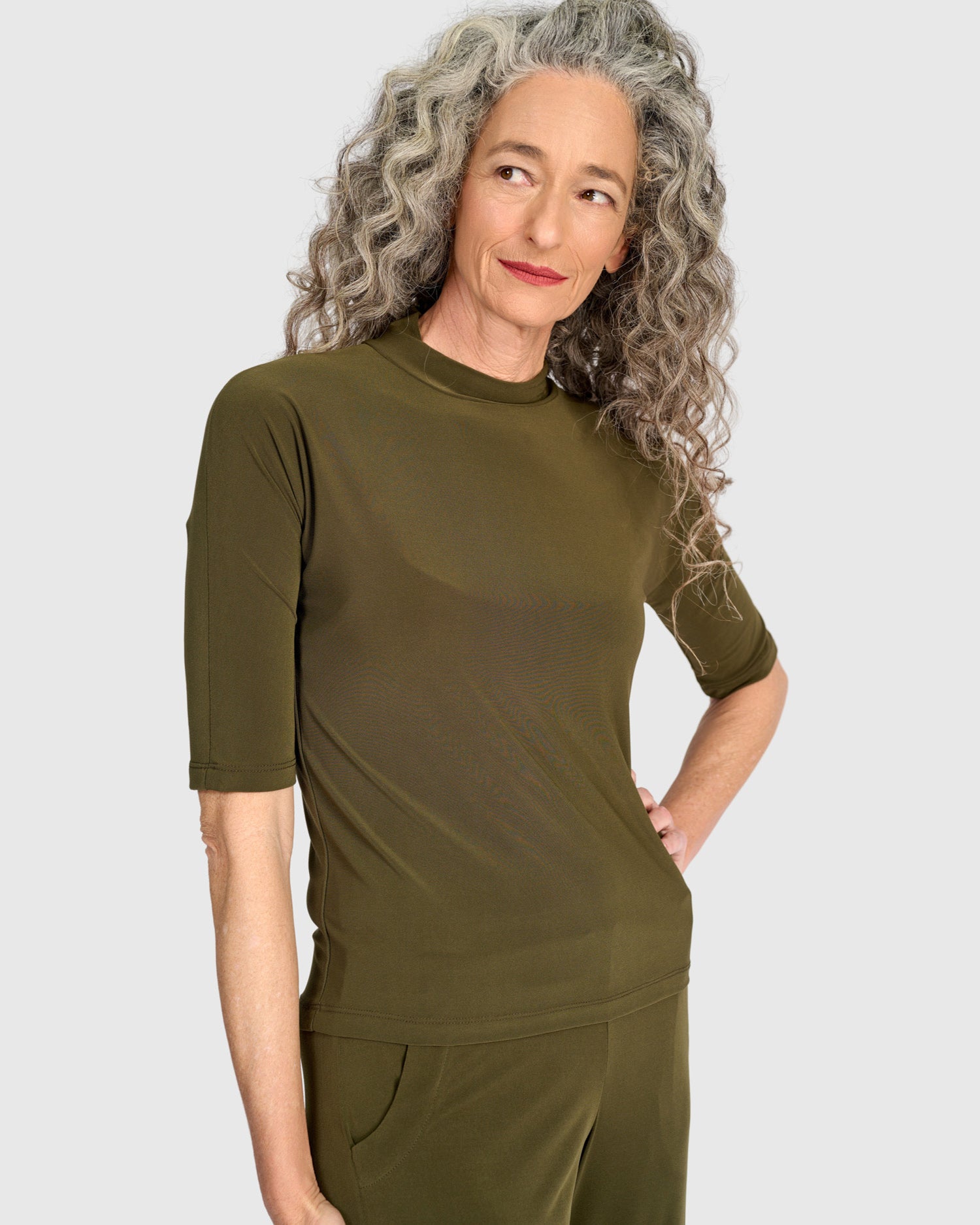 alembika-essential-slinky-mockneck-tee-khaki-damen-shirt image 6
