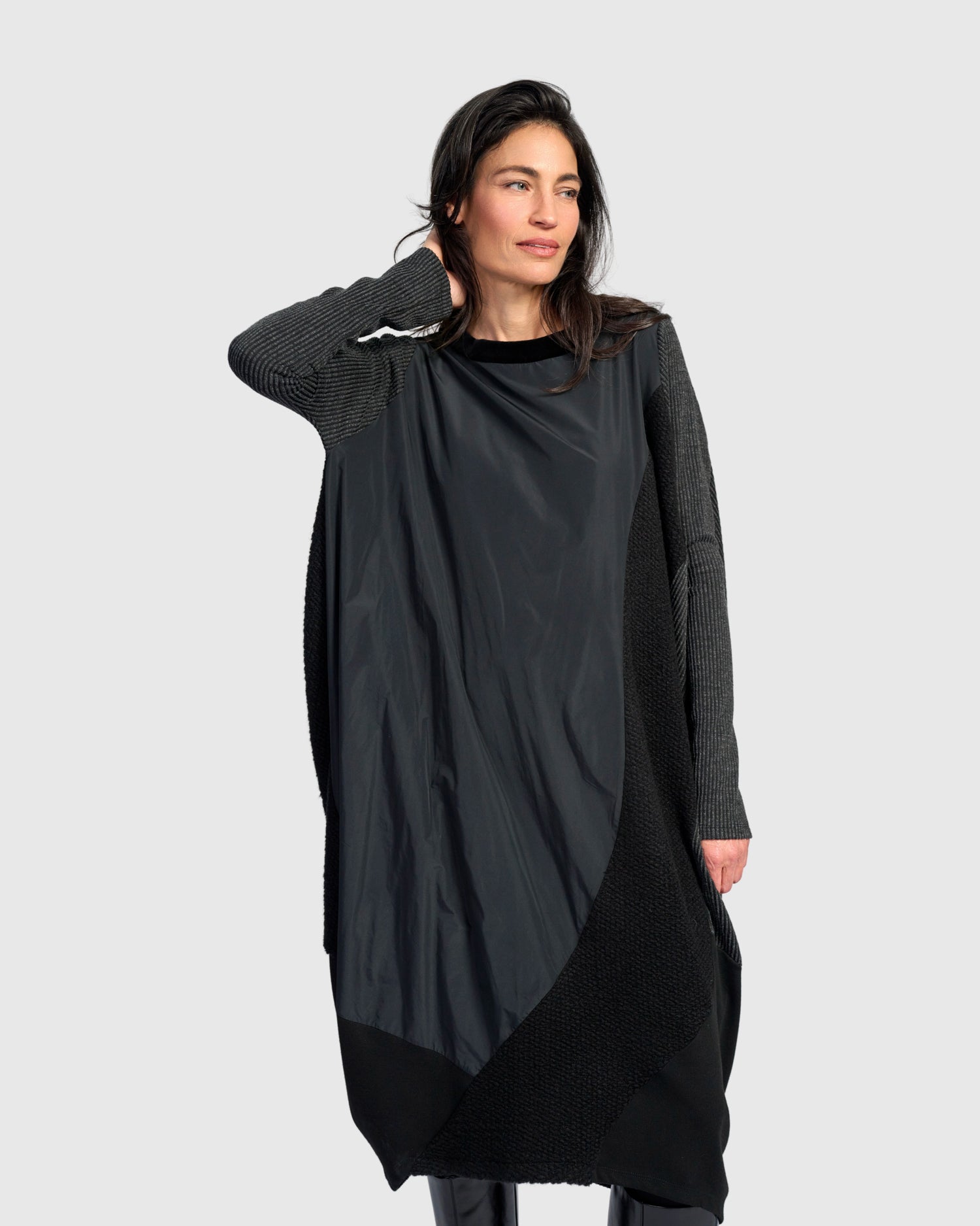 alembika-urban-slope-oversized-kleid-schwarz-midi image 2