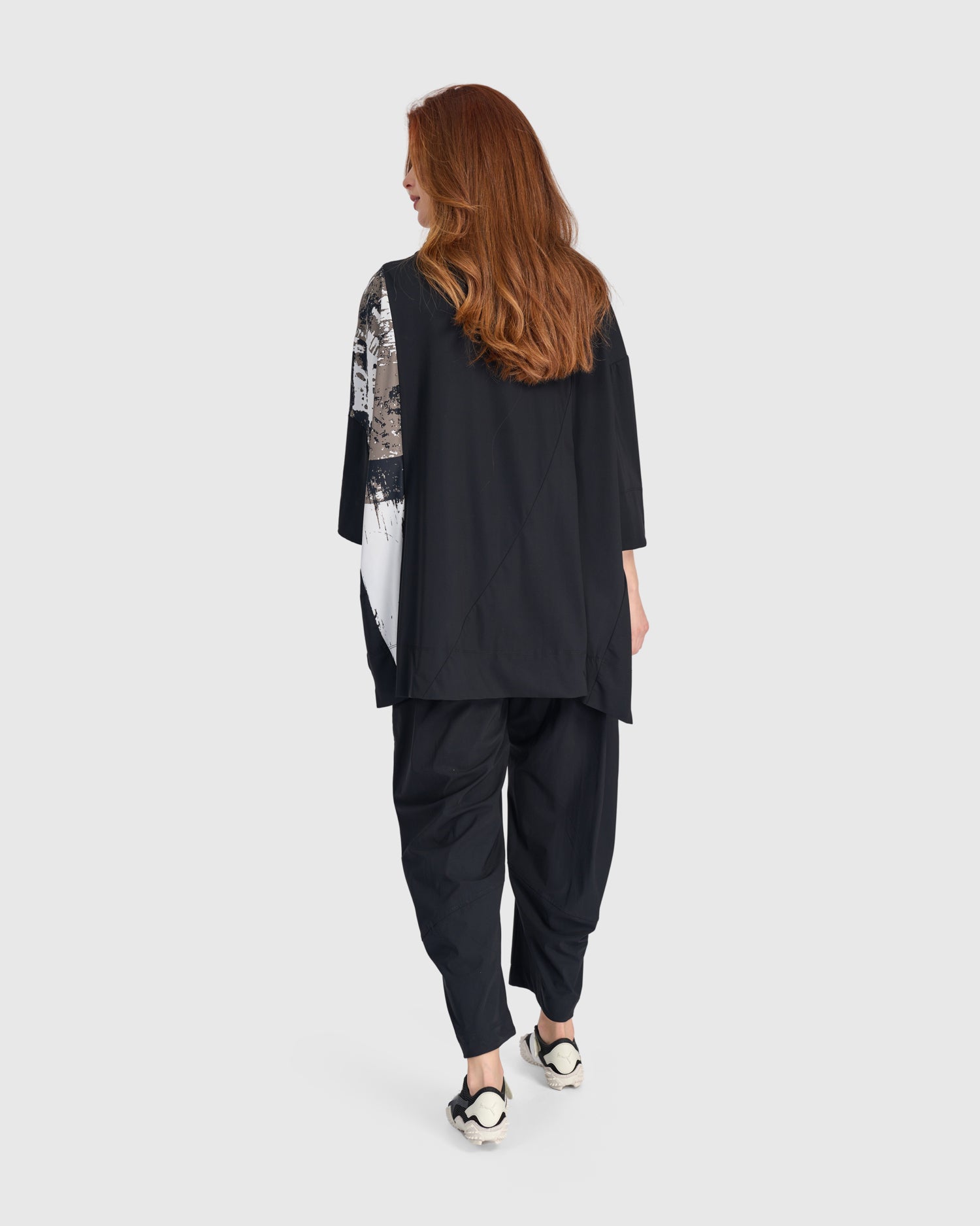 alembika-tekbika-oversized-trapeze-top-tunika-black-graphic image 5