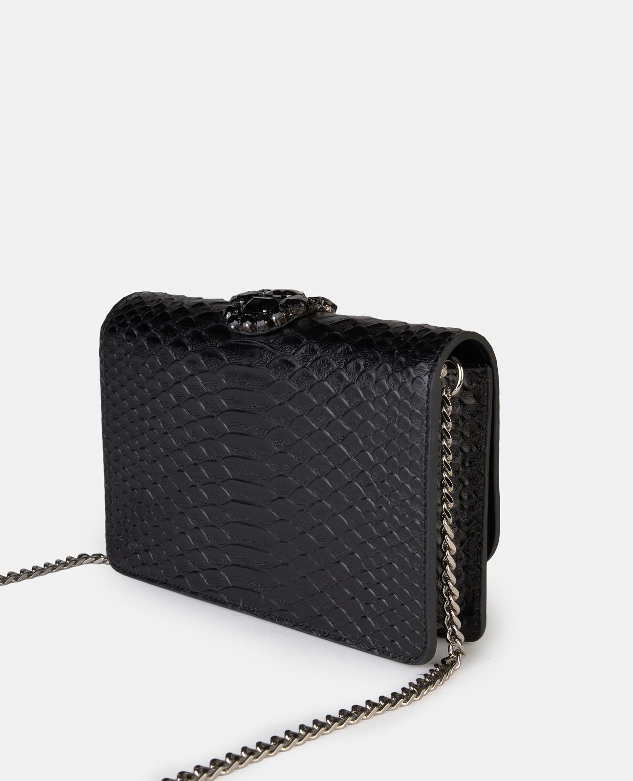 alma-en-pena-snake-schultertasche-schwarz-leder-mit-kette image 2