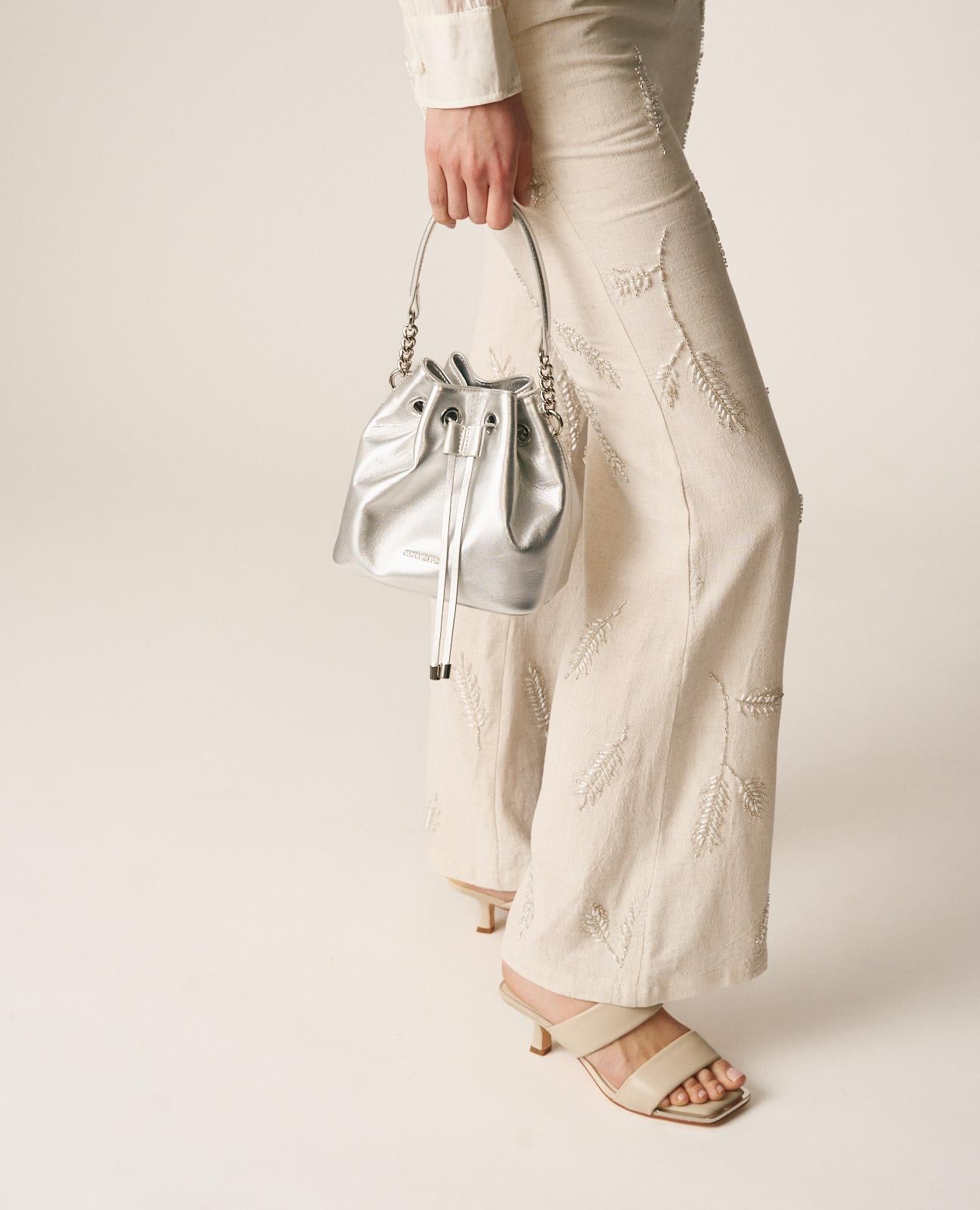 alma-en-pena-candy-tasche-leder-silber-mit-griff image 2
