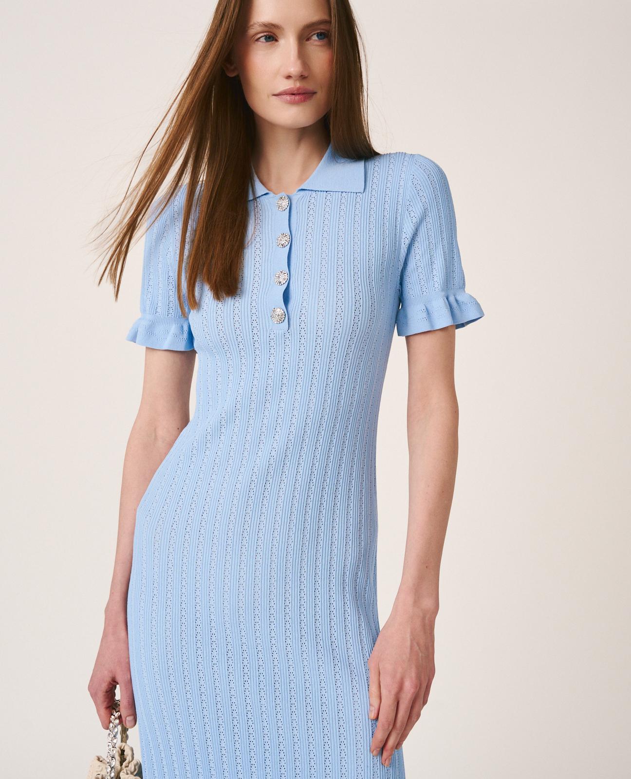 alma-en-pena-midi-strickkleid-blaues-r-schenkleid-mit-kn-pfen image 2