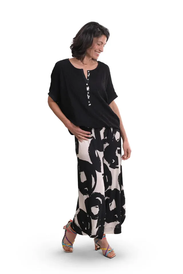 alembika-henley-crepe-top-schwarz-knopfleiste image 1