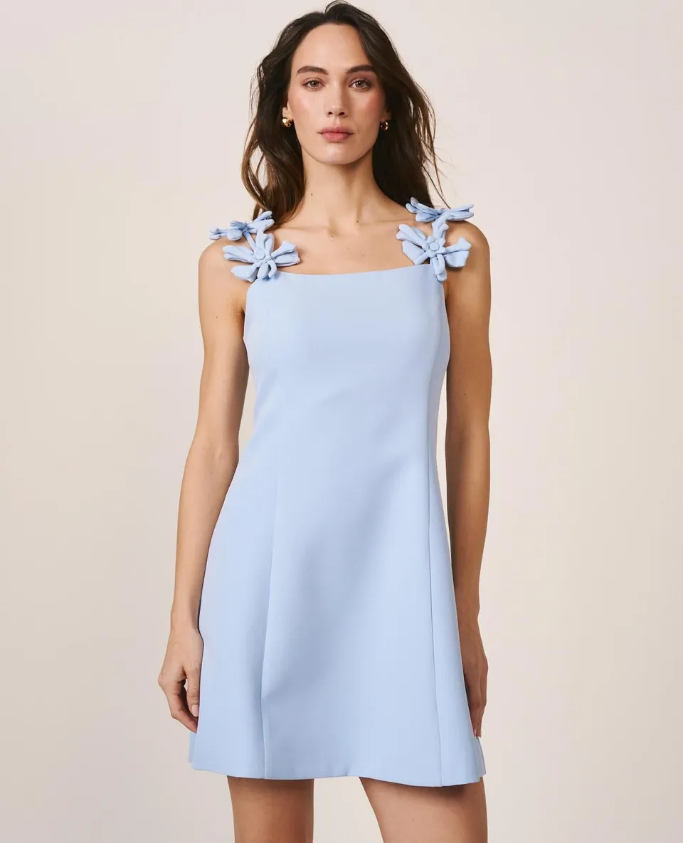 alma-en-pena-floral-straps-minikleid-tr-gerkleid-hellblau-aus-krepp-mit-blumen image 1