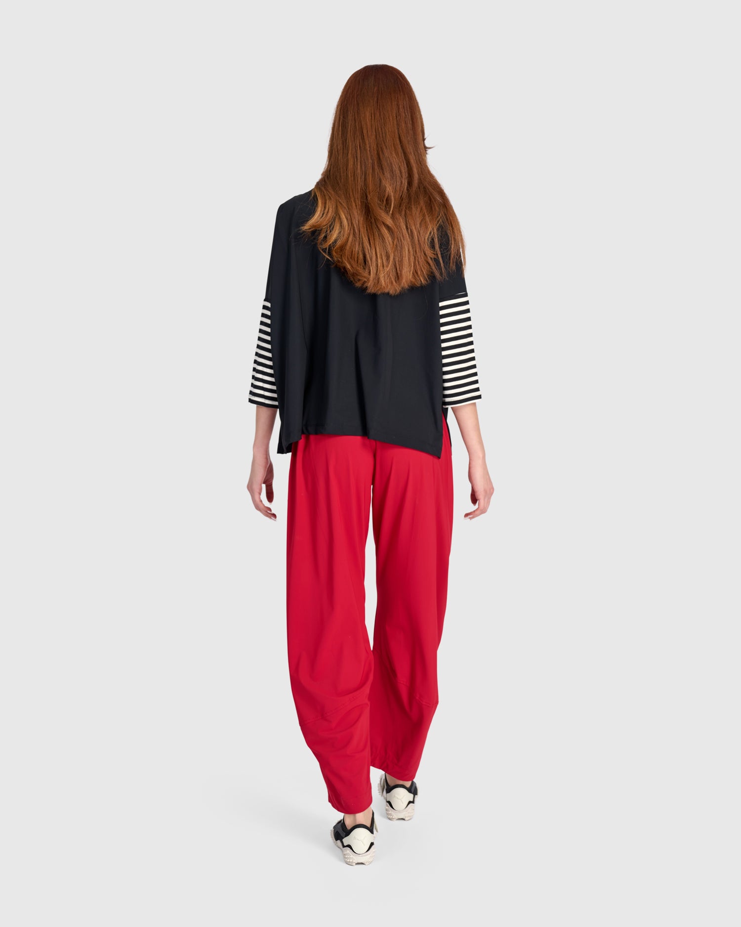alembika-tekbika-mode-boxy-top-schwarz-graphic image 6