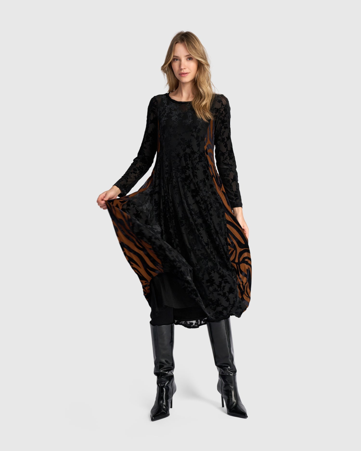 alembika-seraphine-crew-cocoon-kleid-black-cognac image 1