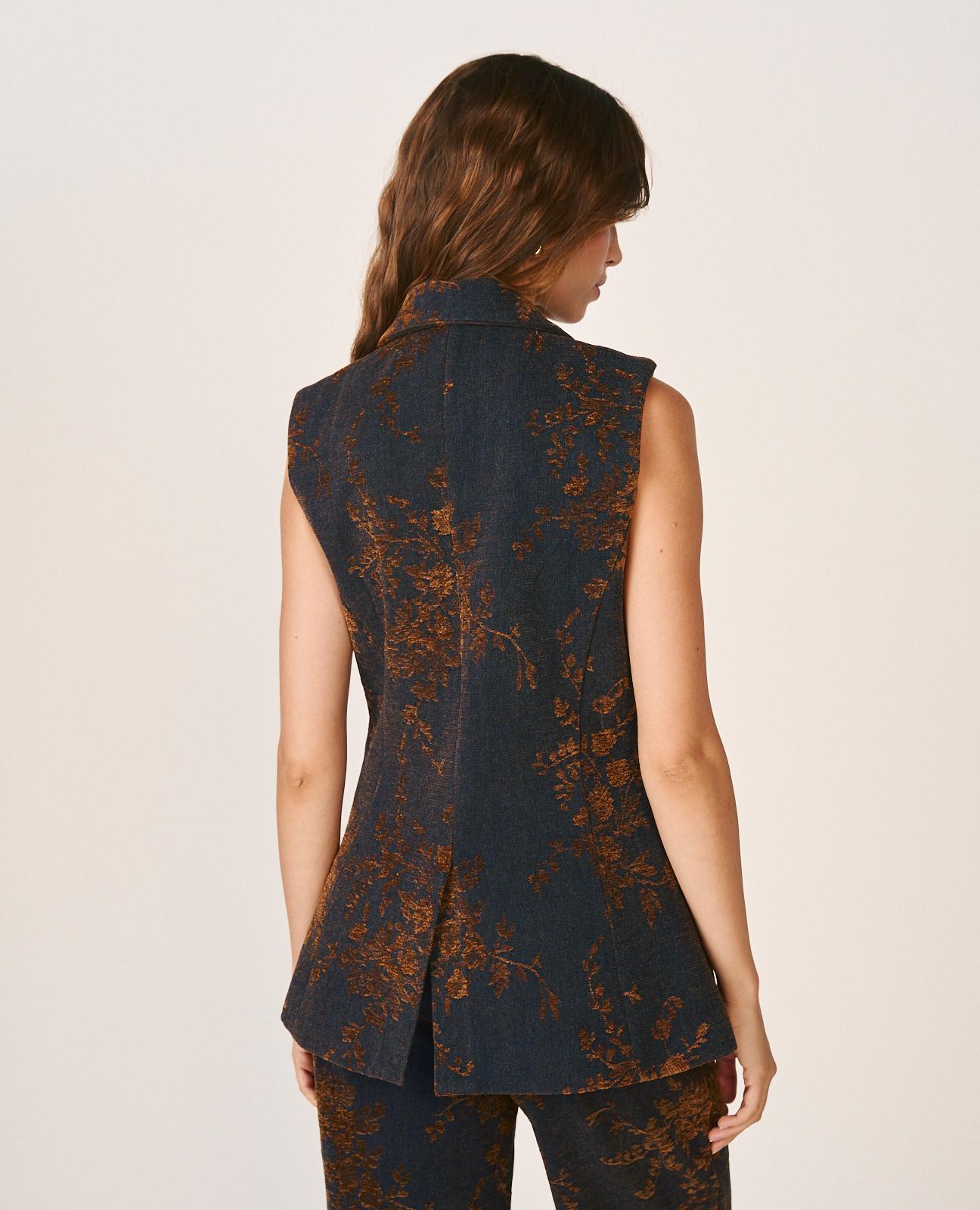 alma-en-pena-floral-denim-weste-wickel-weste-in-blau image 7