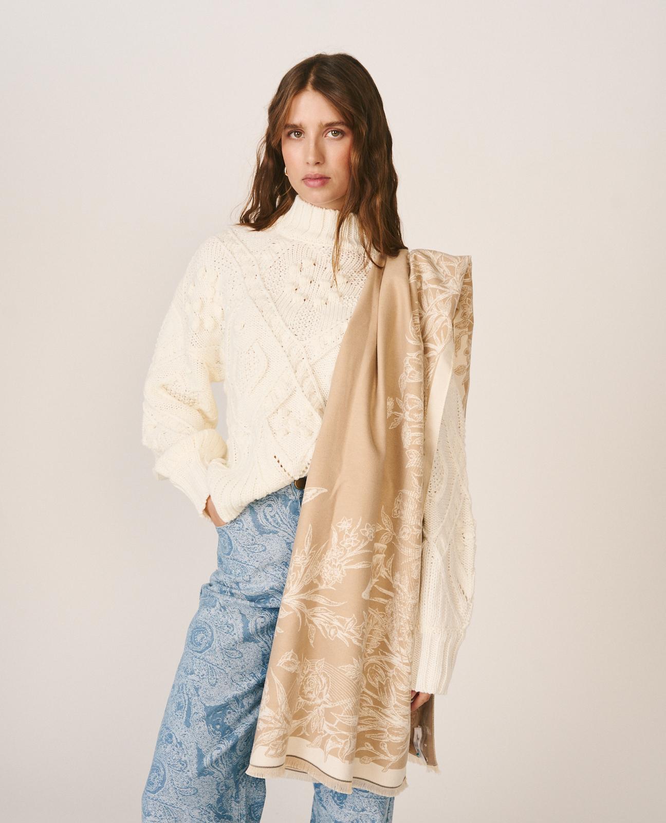 alma-en-pena-wendeschal-mit-blumenmuster-und-fransensaum-in-beige image 2
