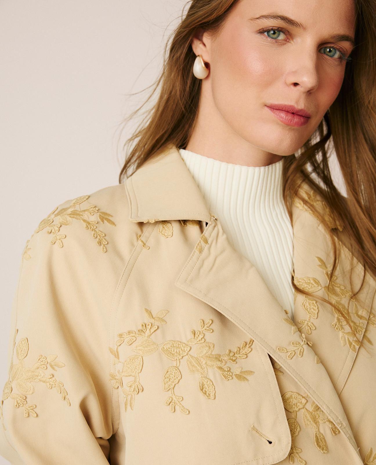 alma-en-pena-trenchcoat-beige-3-4-l-nge-mit-blumenstickerei-und-g-rtel image 4