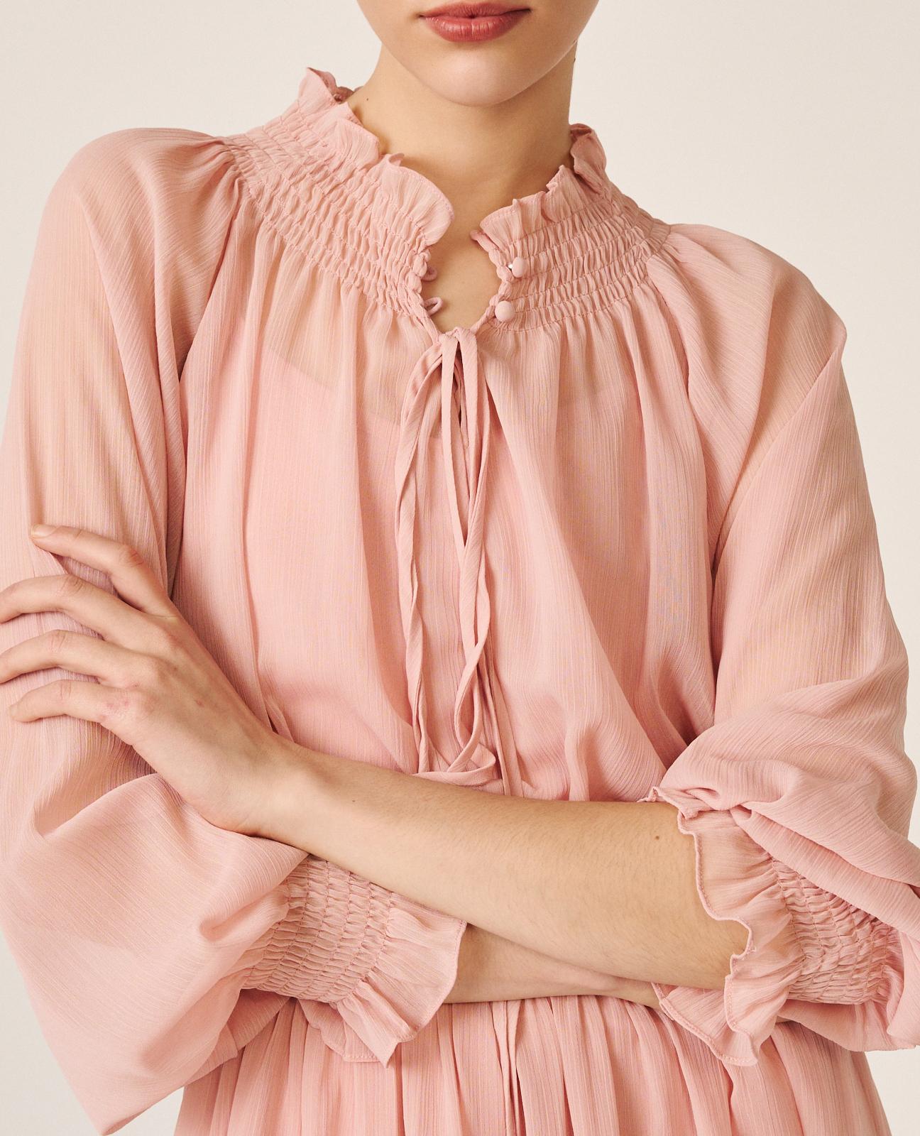 alma-en-pena-midi-kleid-mit-r-schen-ausschnitt-und-puff-rmeln-rosa image 6