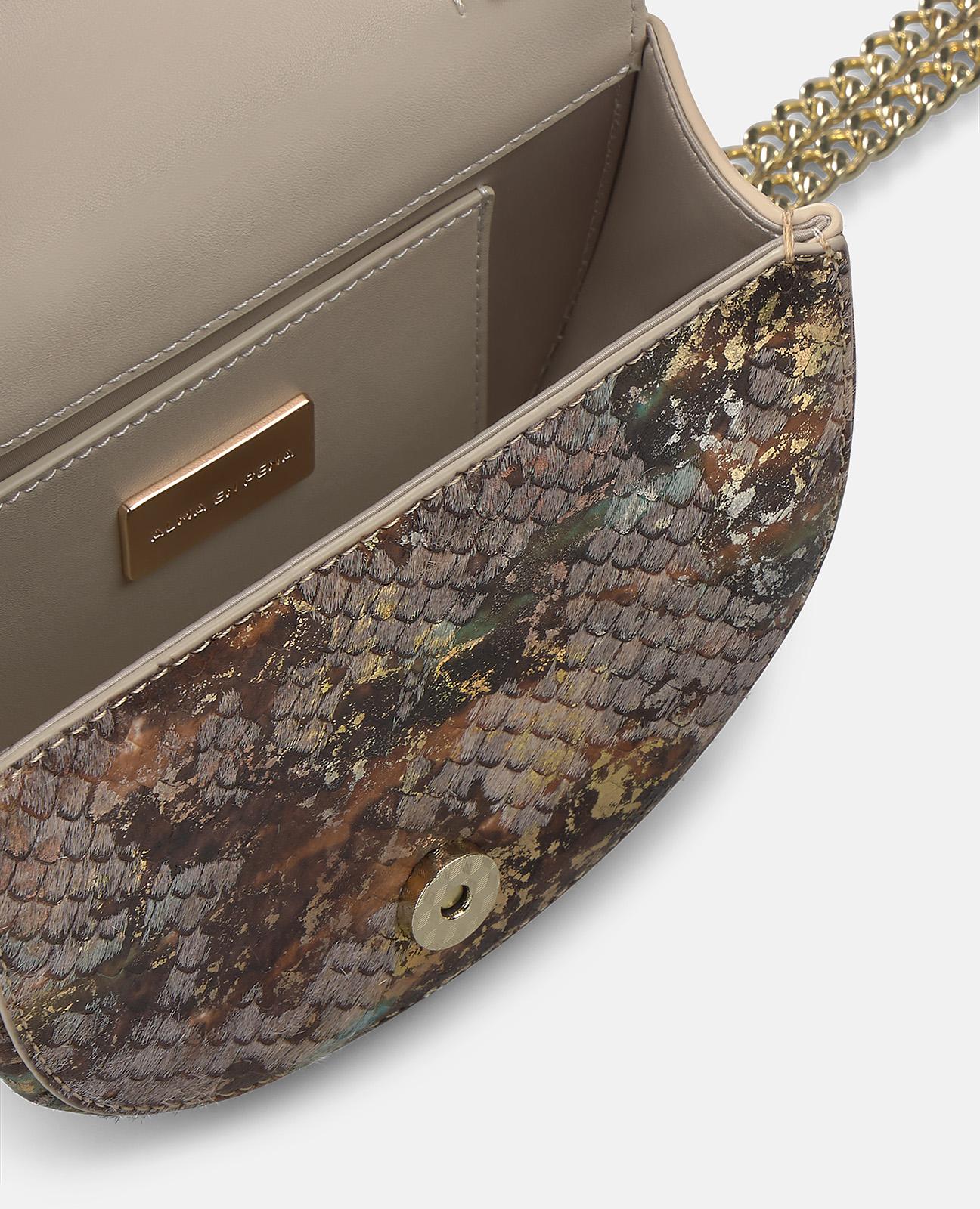 alma-en-pena-snake-shoulder-bag-halbmond-handtasche-leder-camel image 5