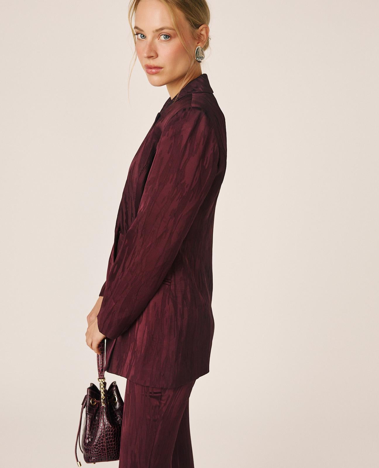 alma-en-pena-blazer-aus-satin-jacquard-bordeaux-zweireihig-wickel-optik image 2