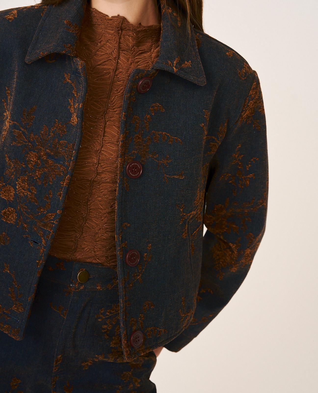 alma-en-pena-floral-denim-jacket-jeansjacke-mit-blumen-flockvelours-blau image 8