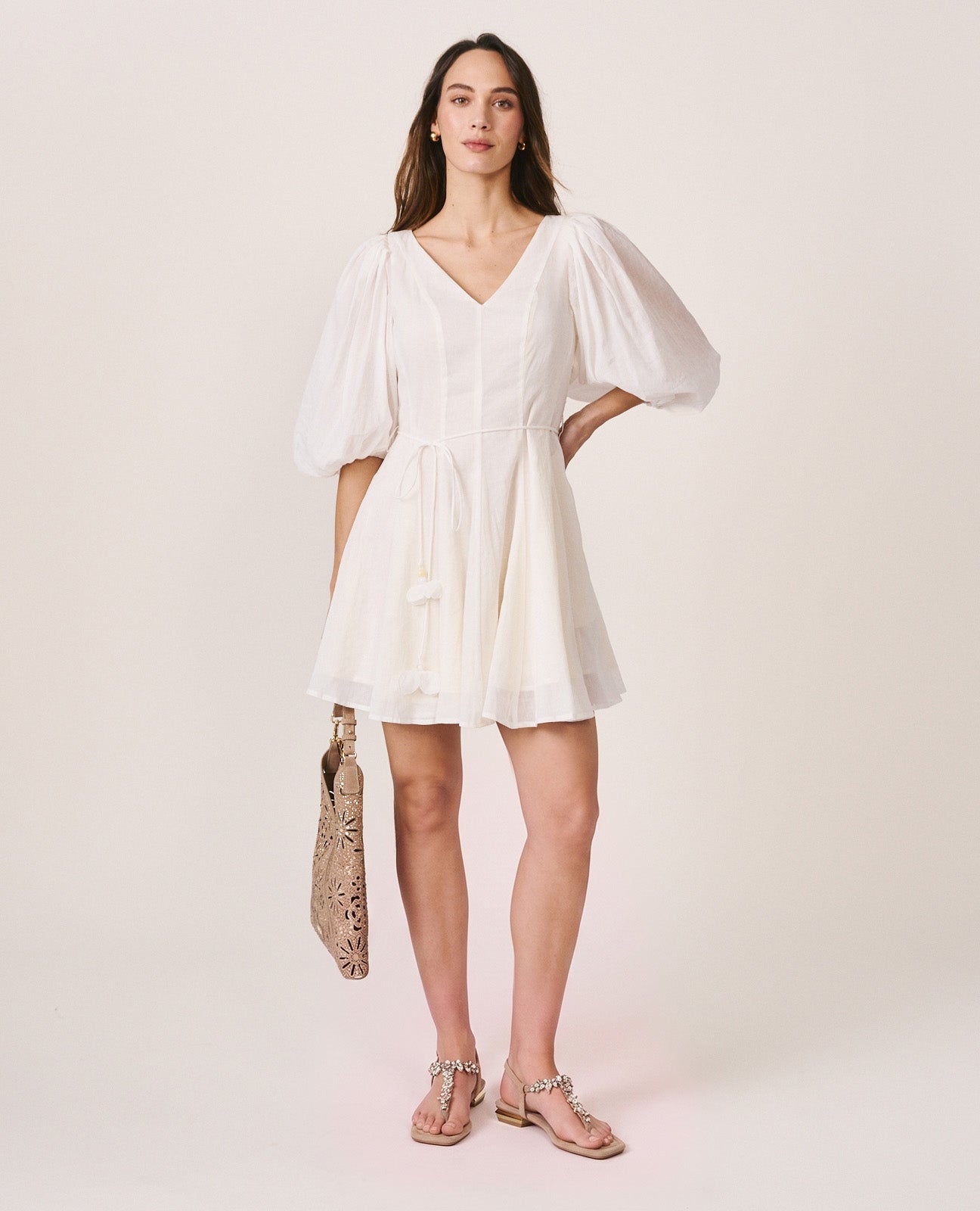 alma-en-pena-63328-mini-kleid-wei-v-ausschnitt-puff-rmel image 1