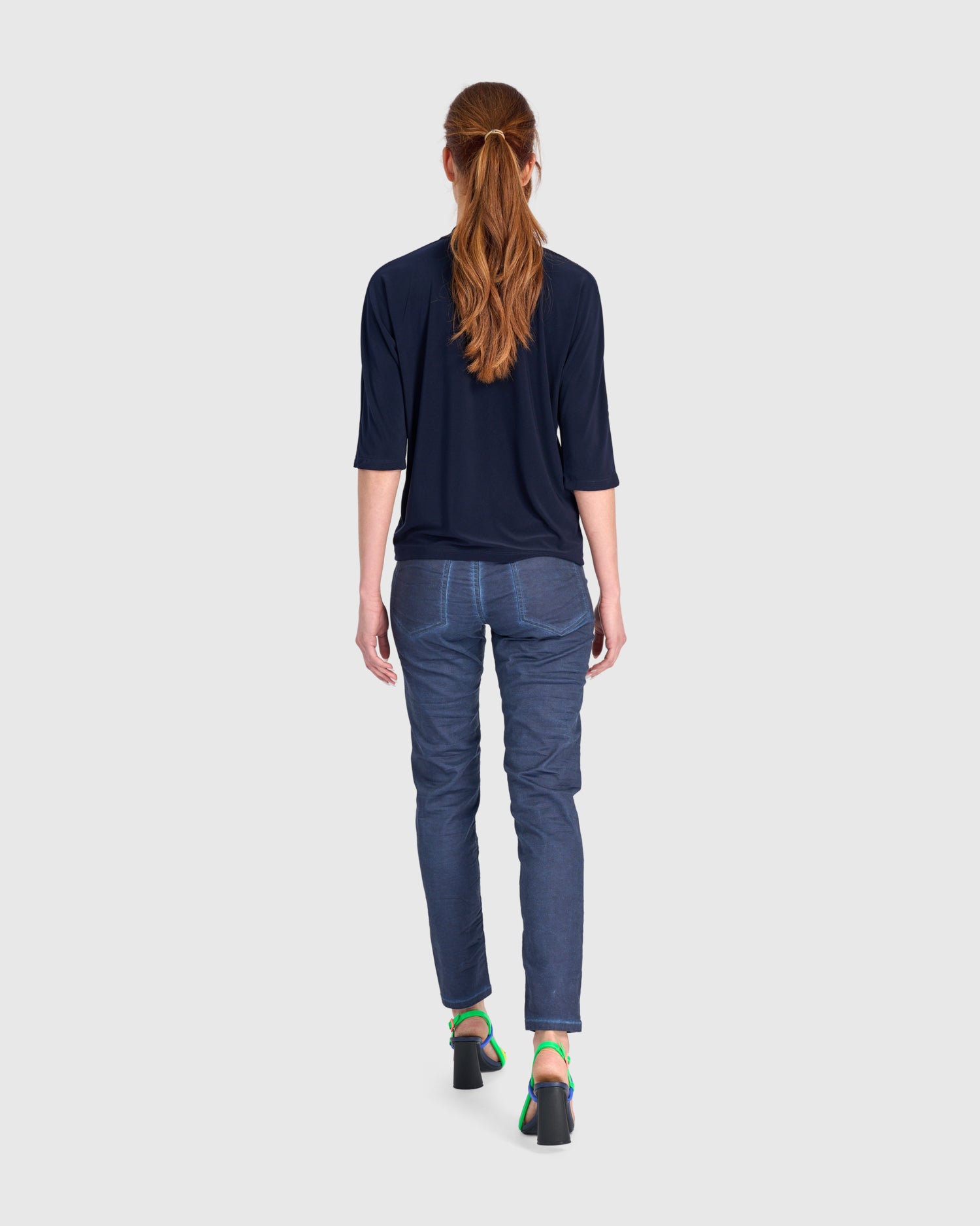 alembika-fluid-slinky-dolman-top-navy-essential-top image 4