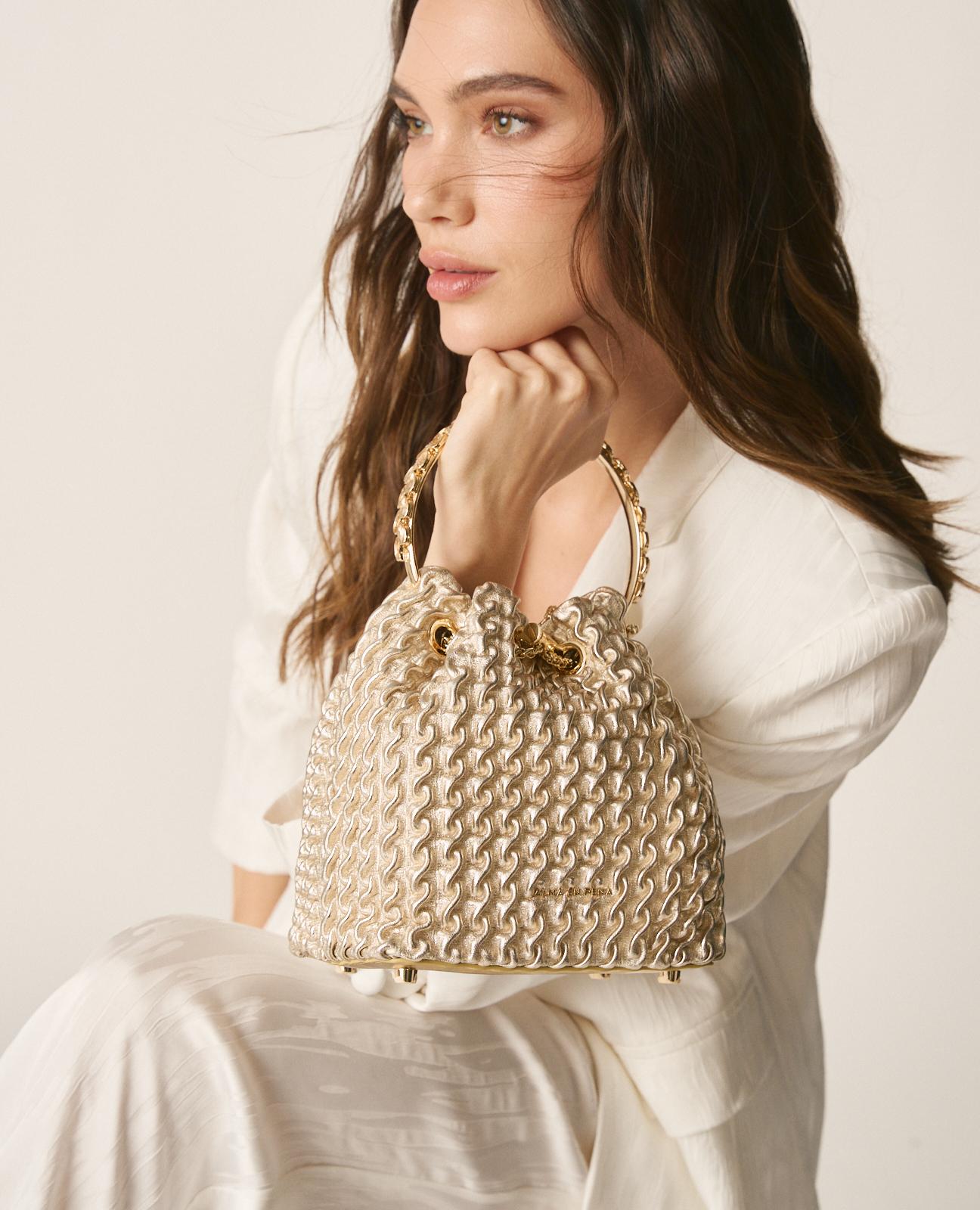 alma-en-pena-embossed-candy-bag-clutch-gold-leder-mit-kette image 2