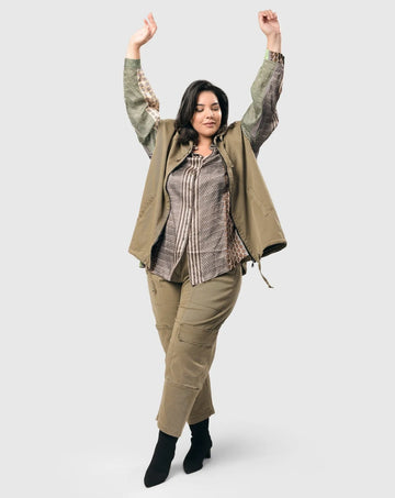 alembika-soft-twill-drawstring-weste-khaki image 4