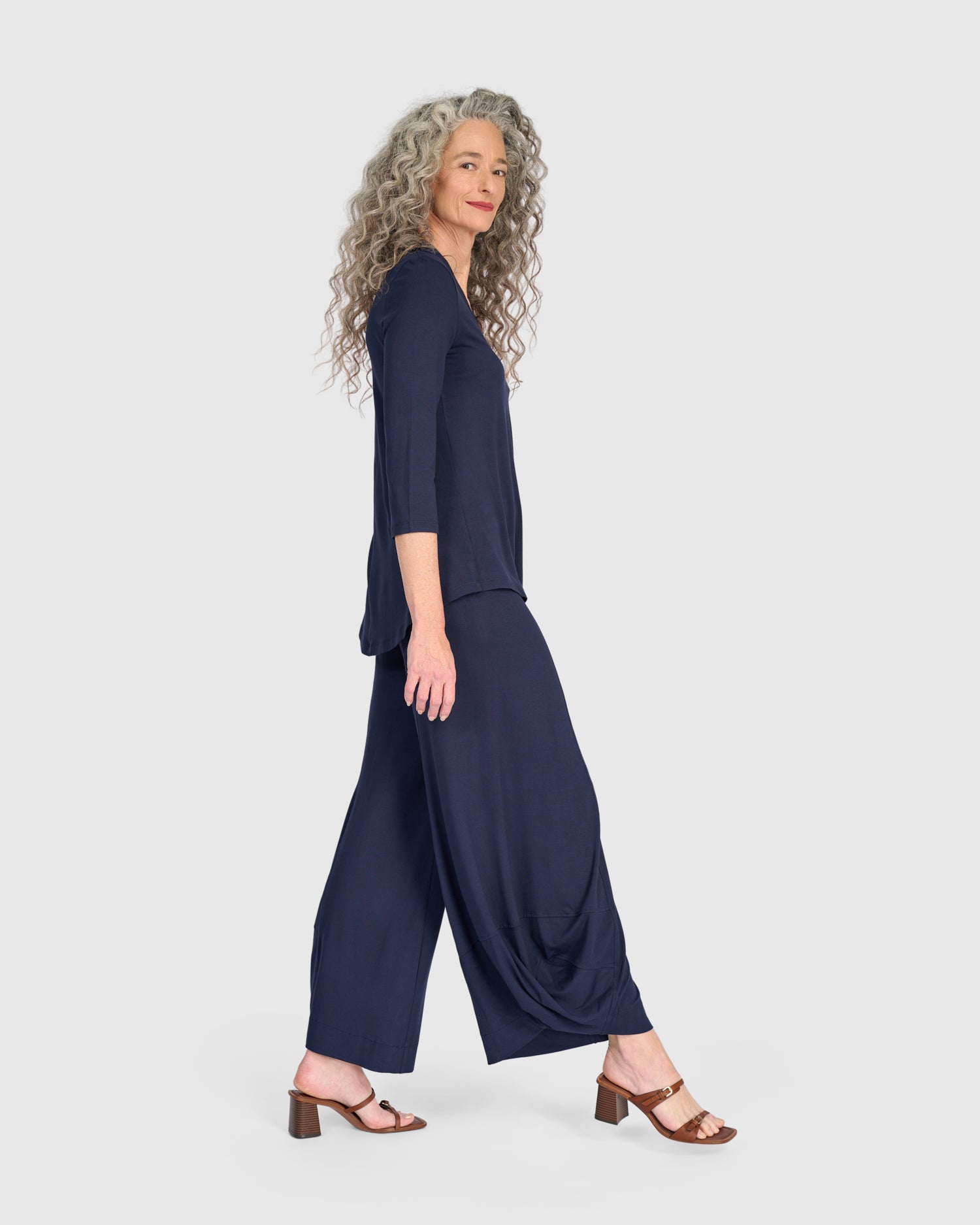 alembika-essential-v-neck-top-damen-navy image 5