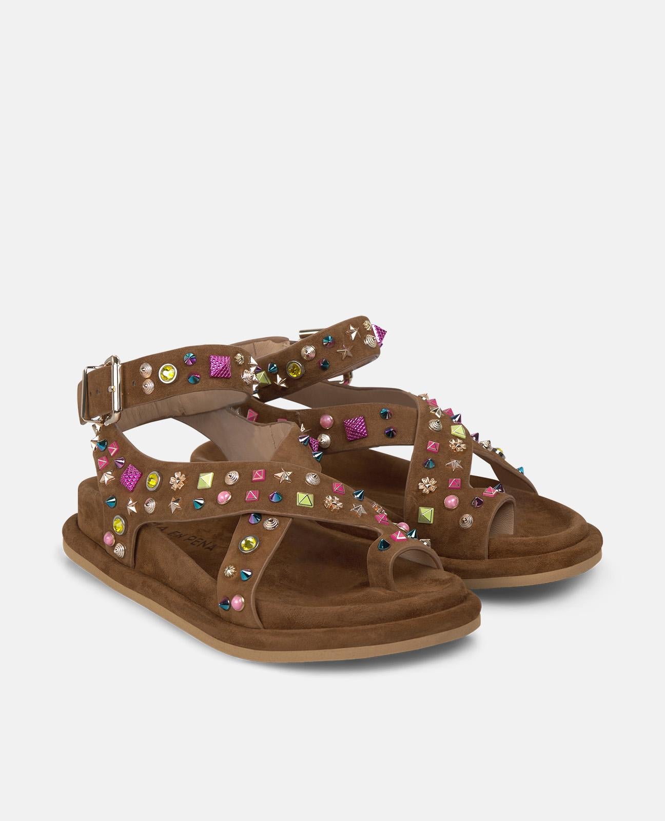 alma-en-pena-flache-sandalen-caramelo-mit-nieten-und-zehenschlaufe image 2