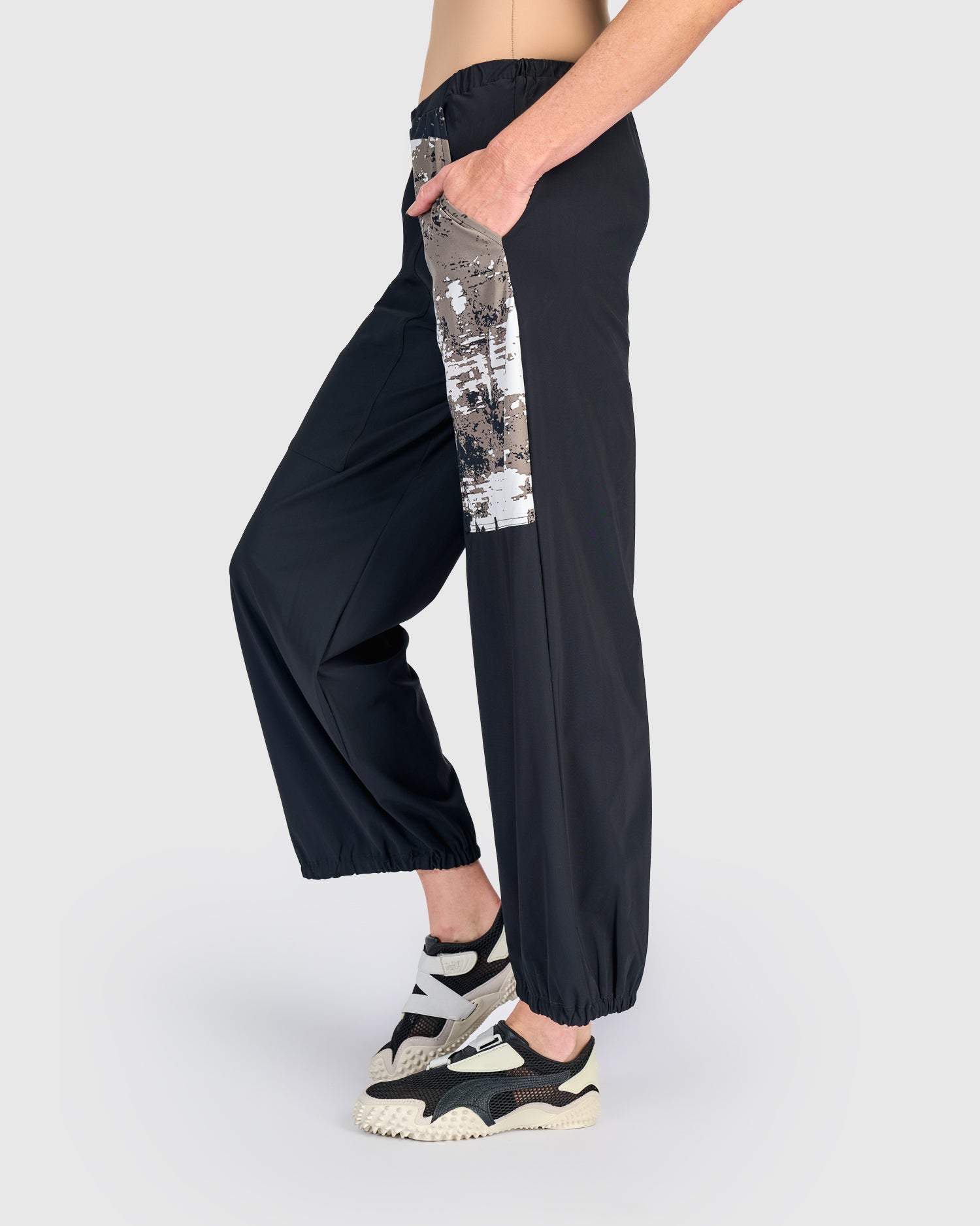 alembika-tekbika-axis-lantern-pants-black-graphic image 4
