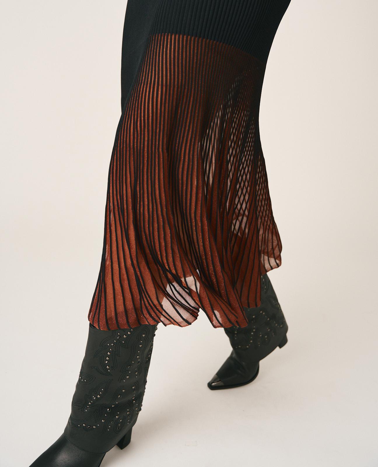 alma-en-pena-plisseekleid-lang-schwarz-mit-langarm image 8