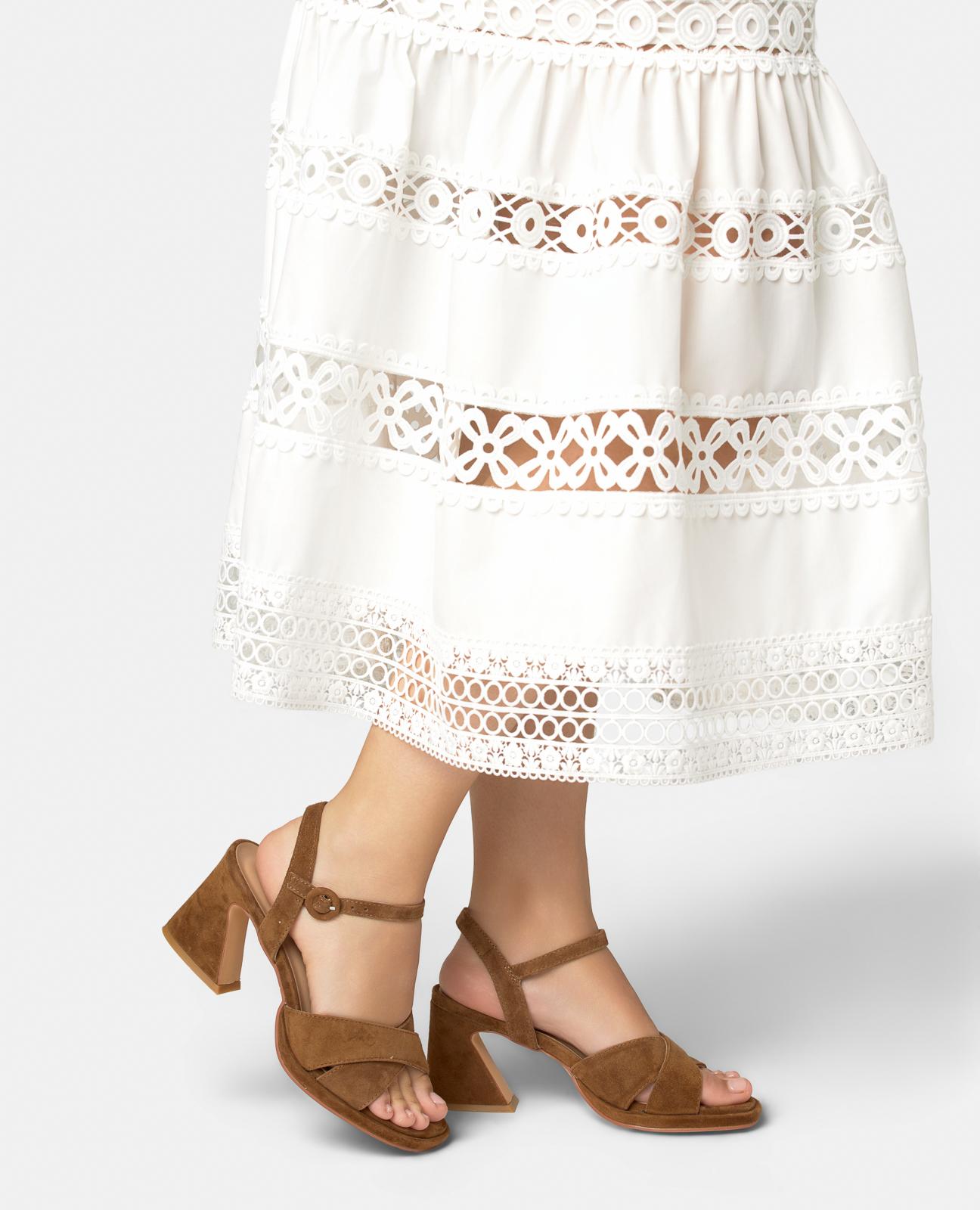 alma-en-pena-sandals-with-front-straps-sandaletten-karamell-mit-blockabsatz-8-5- image 5