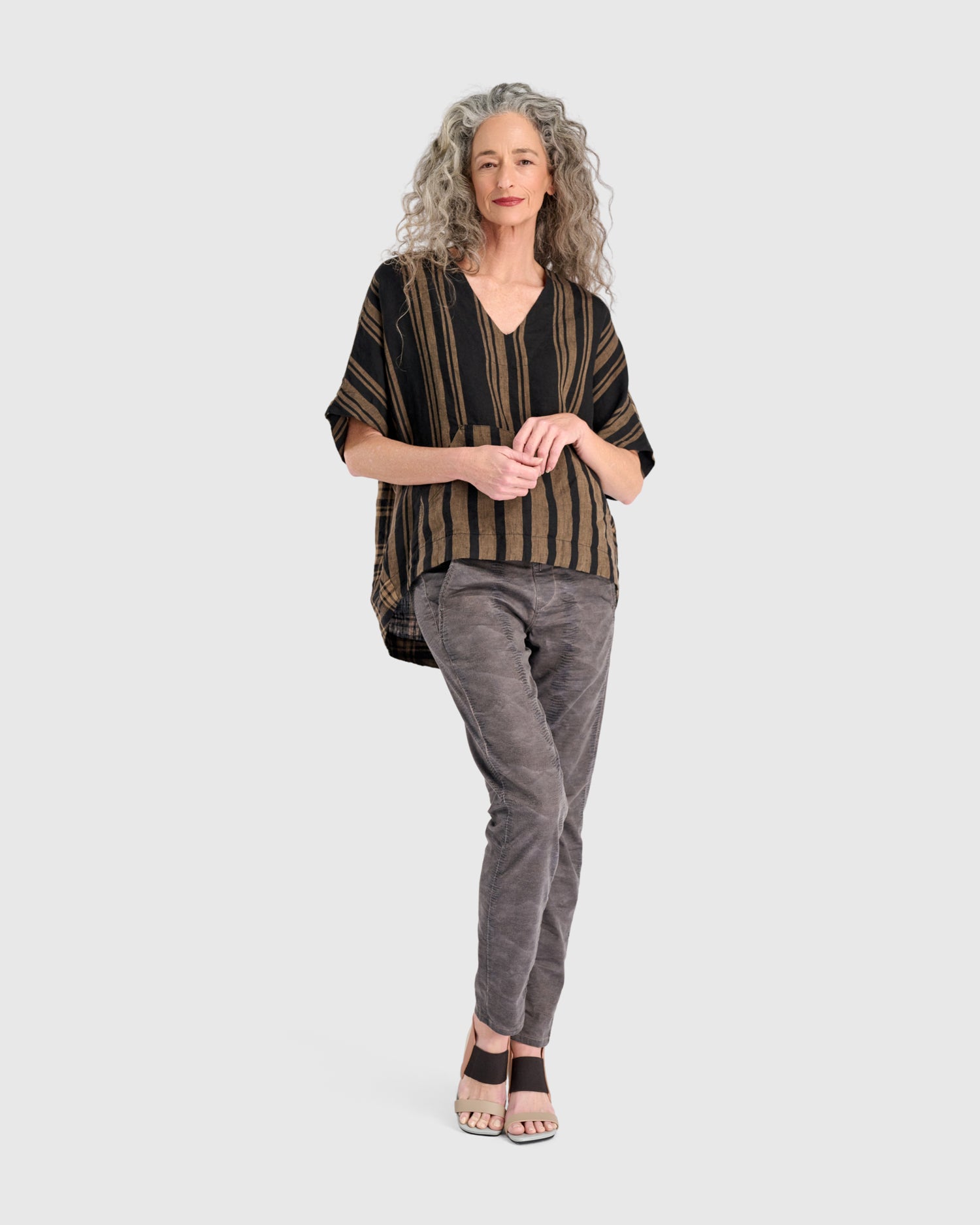 alembika-tawny-pullover-top-sepia-schwarz-leinen-top-mit-tasche image 6