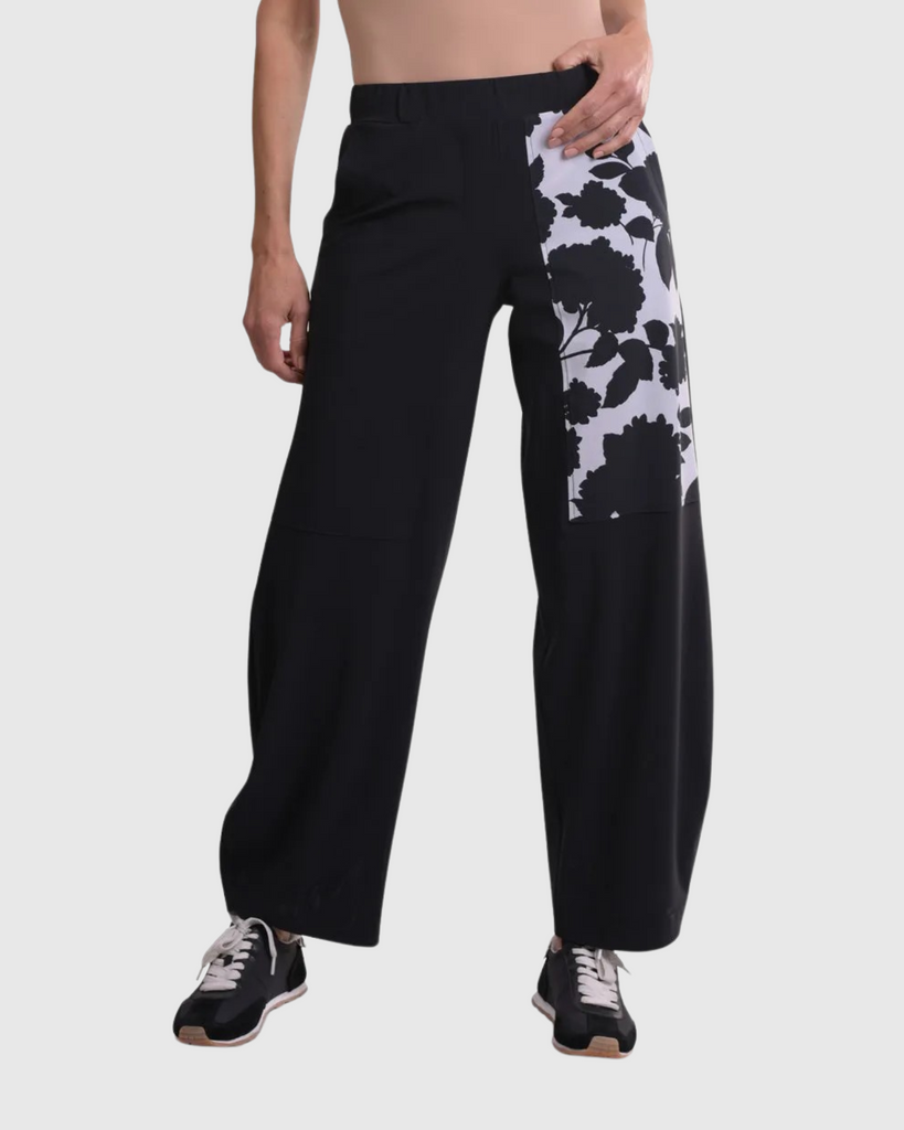 alembika-tekbika-floral-flow-pants-black-tech-hose-mit-taschen image 1