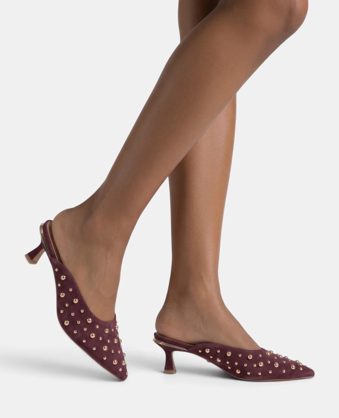 alma-en-pena-mule-mit-goldnieten-bordeaux-suede-6-cm-stiletto image 5