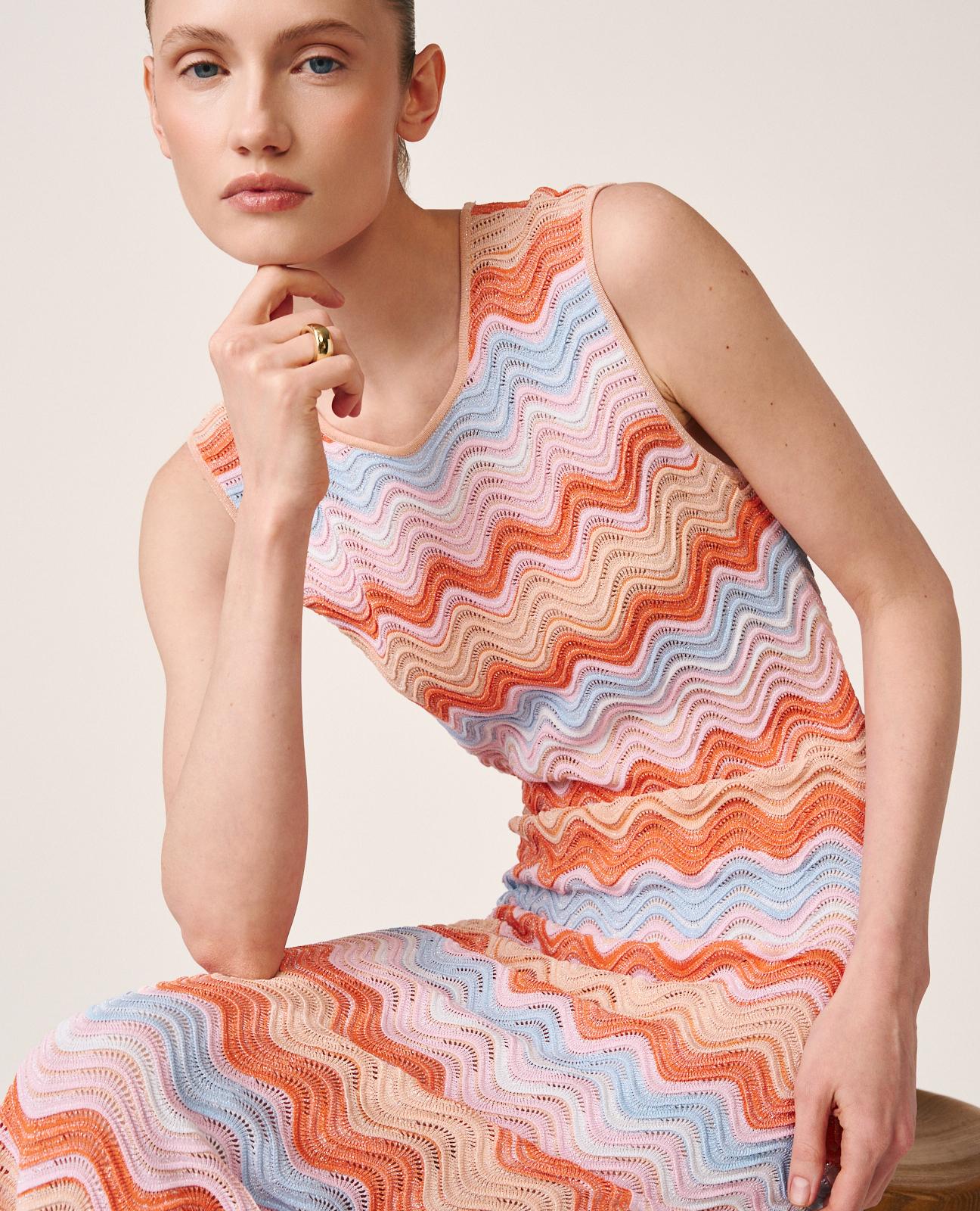 alma-en-pena-alfa-63265-langes-strickkleid-rmellos-mit-geometrie-print image 3