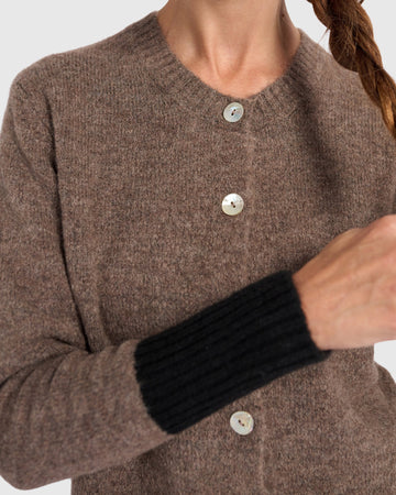alembika-blackbird-cardigan-hazelnut-black-cropped-strickjacke image 2