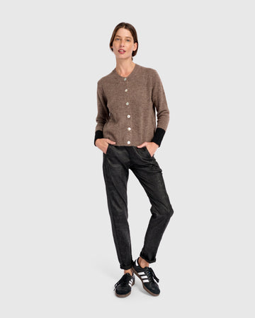alembika-blackbird-cardigan-hazelnut-black-cropped-strickjacke image 7