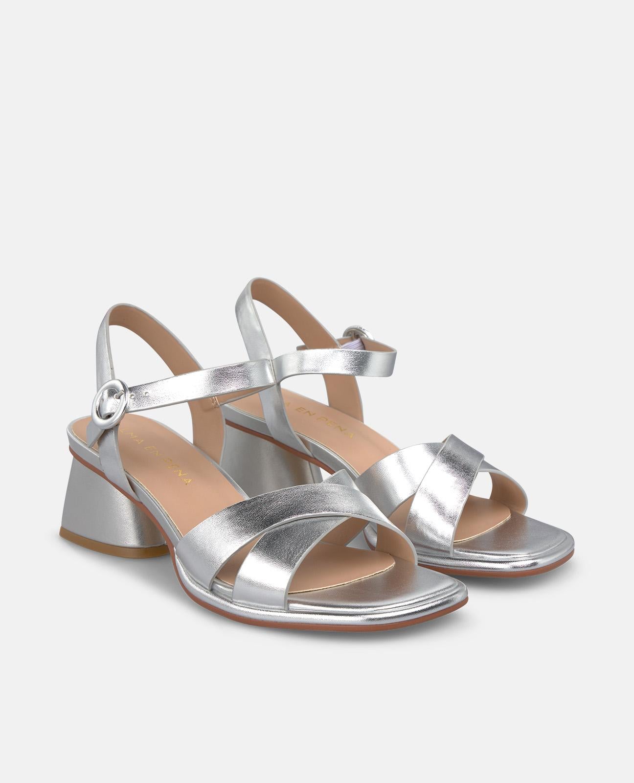 alma-en-pena-leather-toe-strap-heeled-sandals-riemchen-sandale-metallic-silber-4 image 2