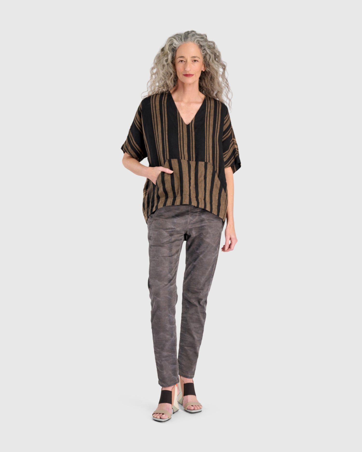 alembika-tawny-pullover-top-sepia-schwarz-leinen-top-mit-tasche image 7