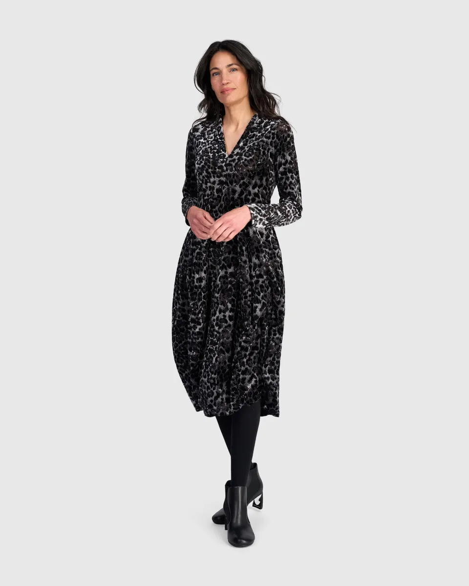 alembika-luminary-cocoon-kleid-pewter-leopard image 1