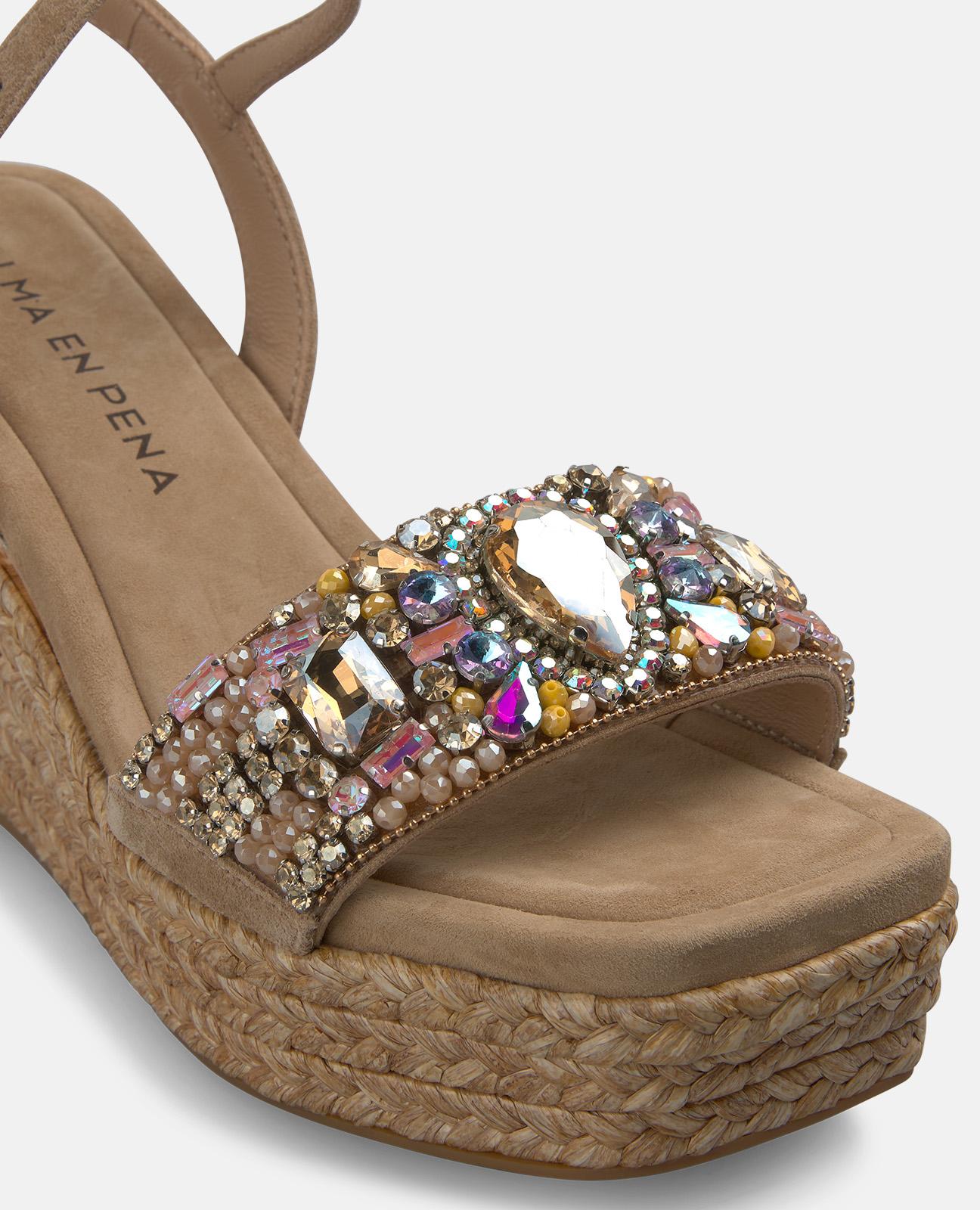 alma-en-pena-keilsandalette-esparto-arena-9-cm-mit-strass-riemen image 4