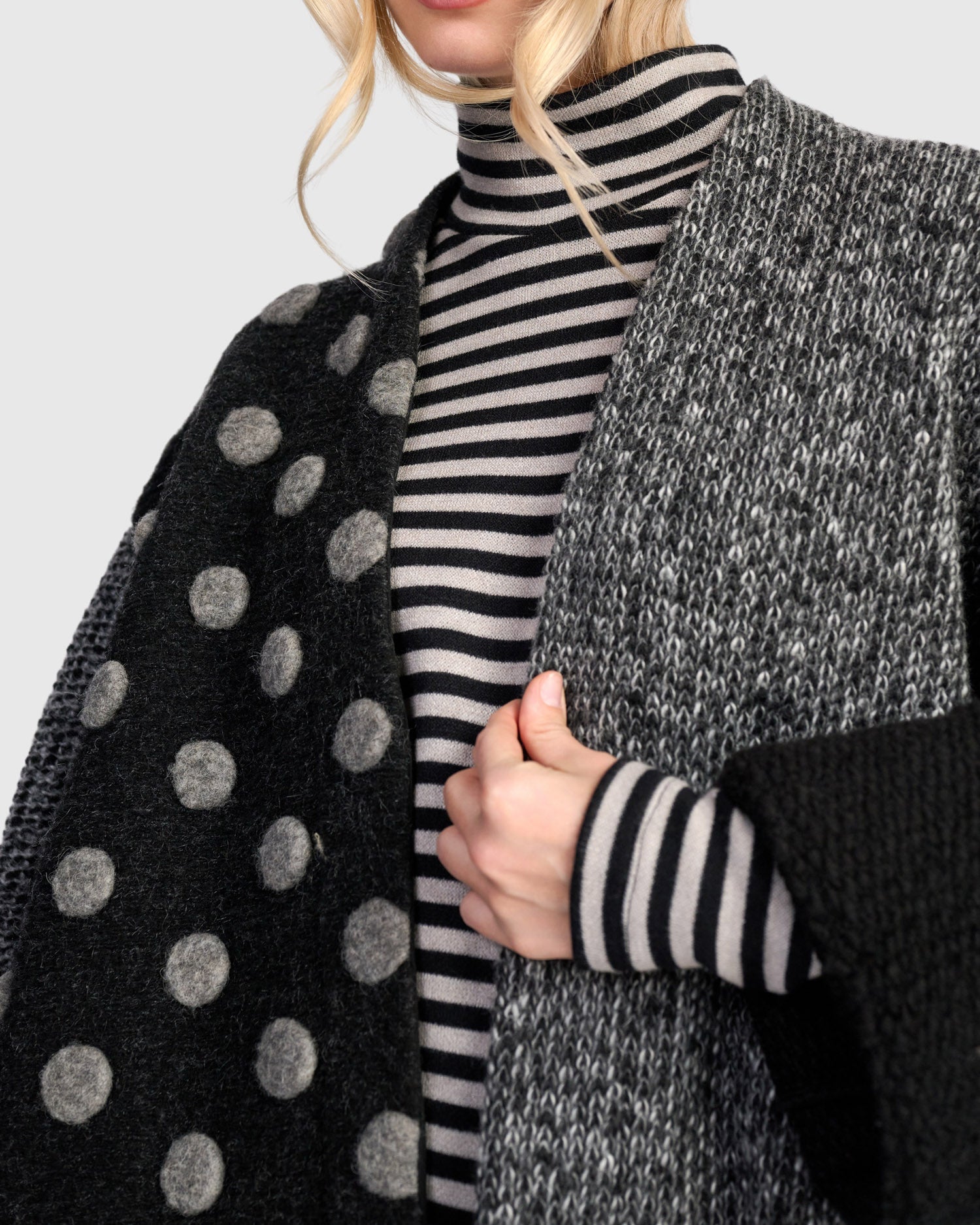 alembika-urban-kusk-turtleneck-tunika-black-cloud-stripe image 8