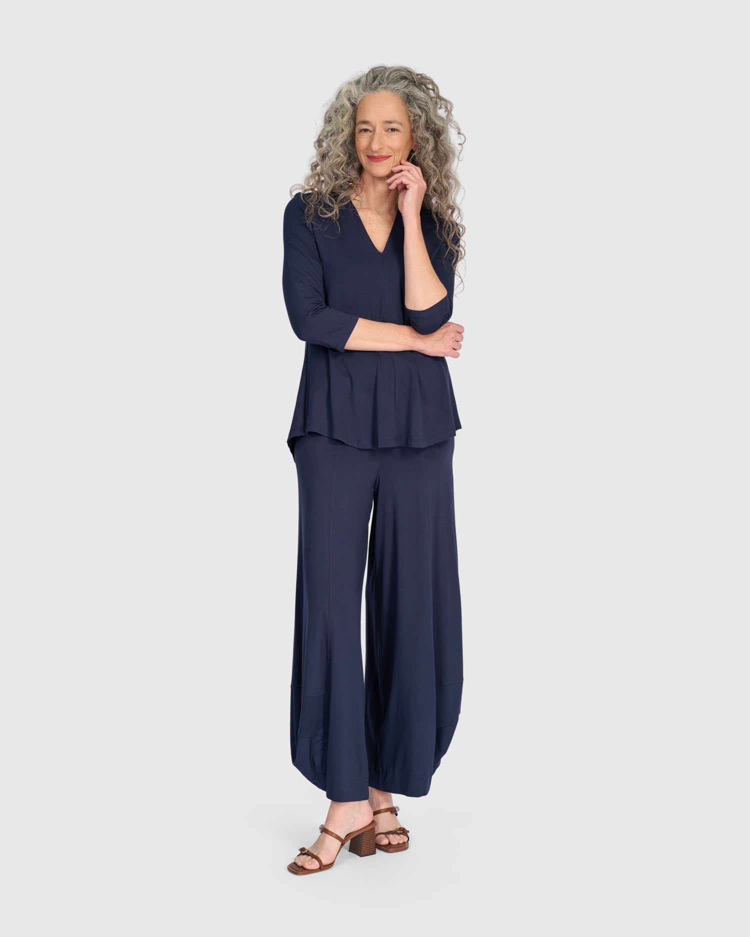 alembika-essential-v-neck-top-damen-navy image 7