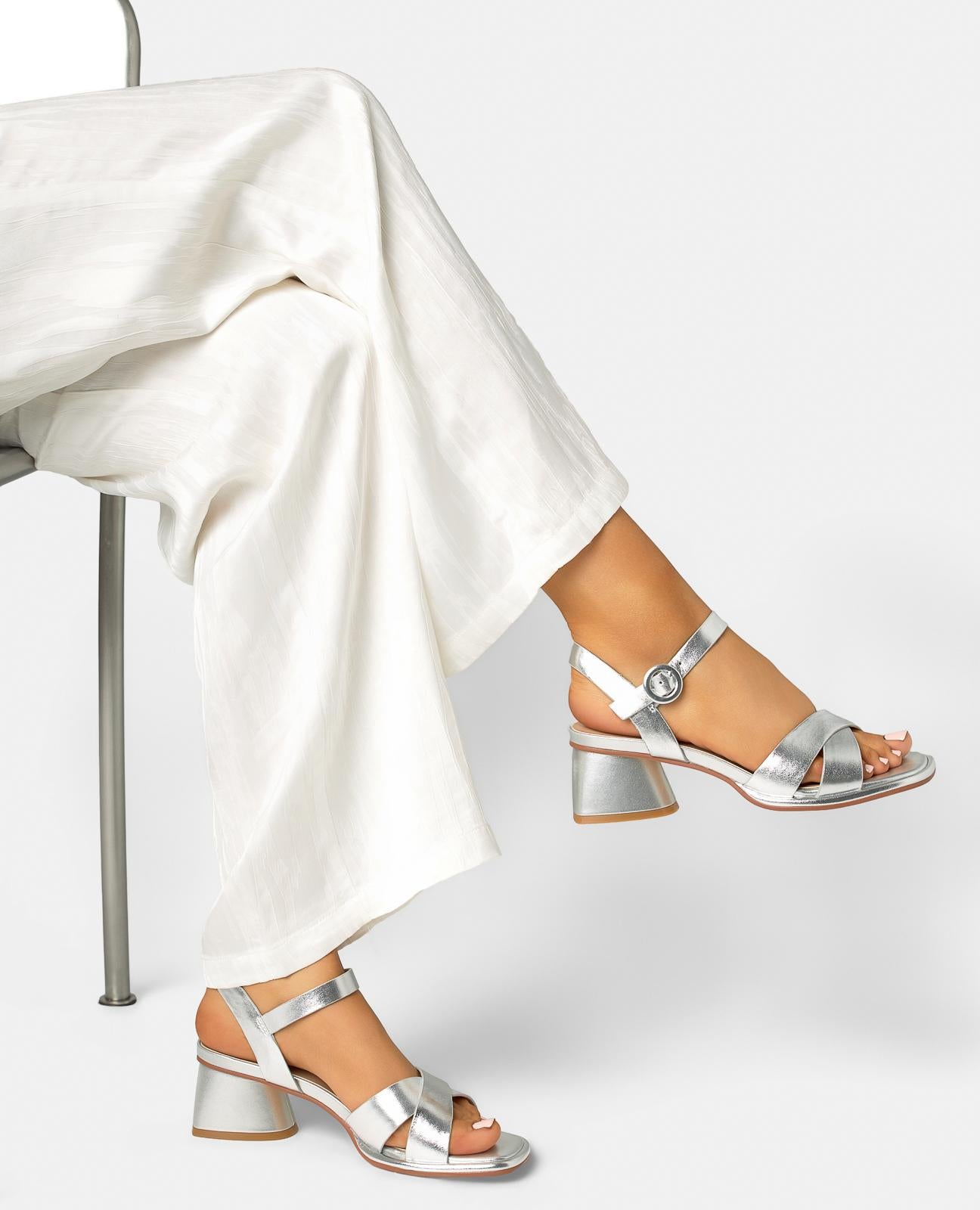 alma-en-pena-leather-toe-strap-heeled-sandals-riemchen-sandale-metallic-silber-4 image 5