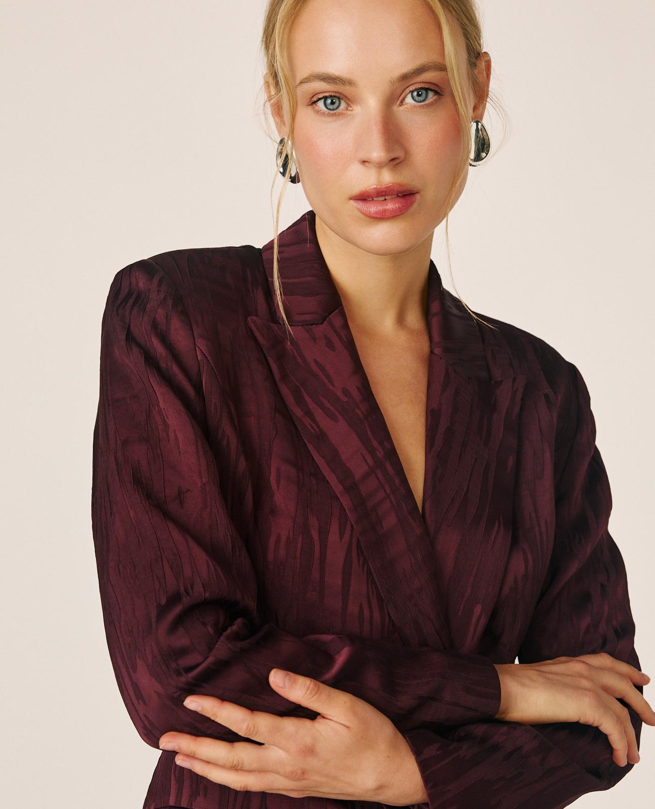 alma-en-pena-blazer-aus-satin-jacquard-bordeaux-zweireihig-wickel-optik image 5
