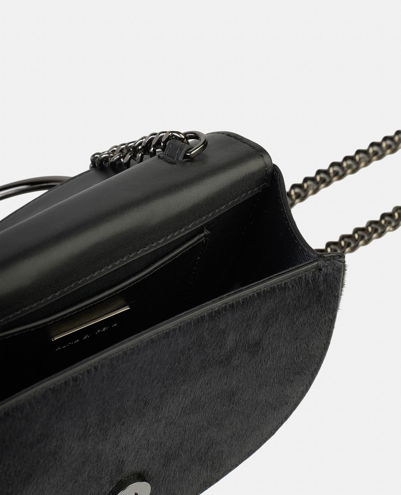alma-en-pena-half-moon-schultertasche-snake-schwarz-mit-kette-und-schmuckstein image 3