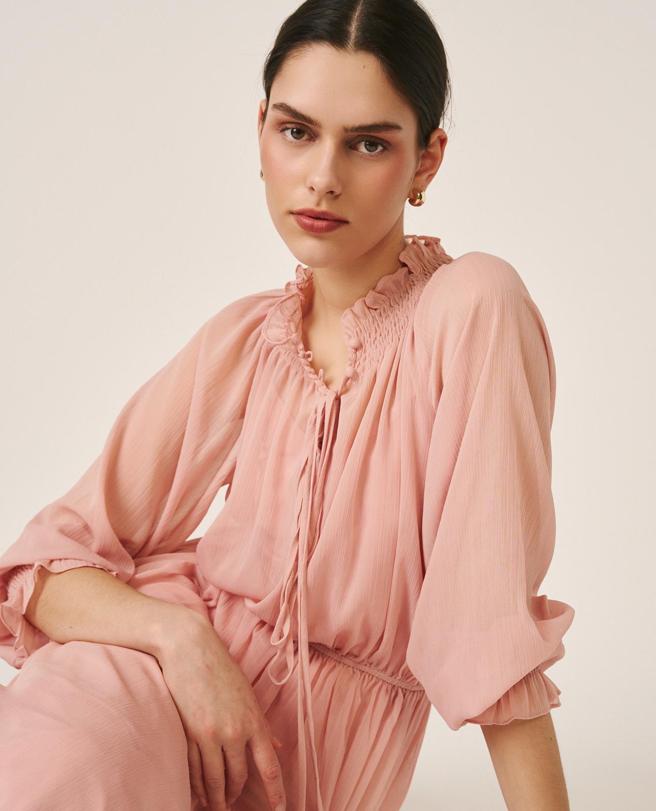 alma-en-pena-midi-kleid-mit-r-schen-ausschnitt-und-puff-rmeln-rosa image 3