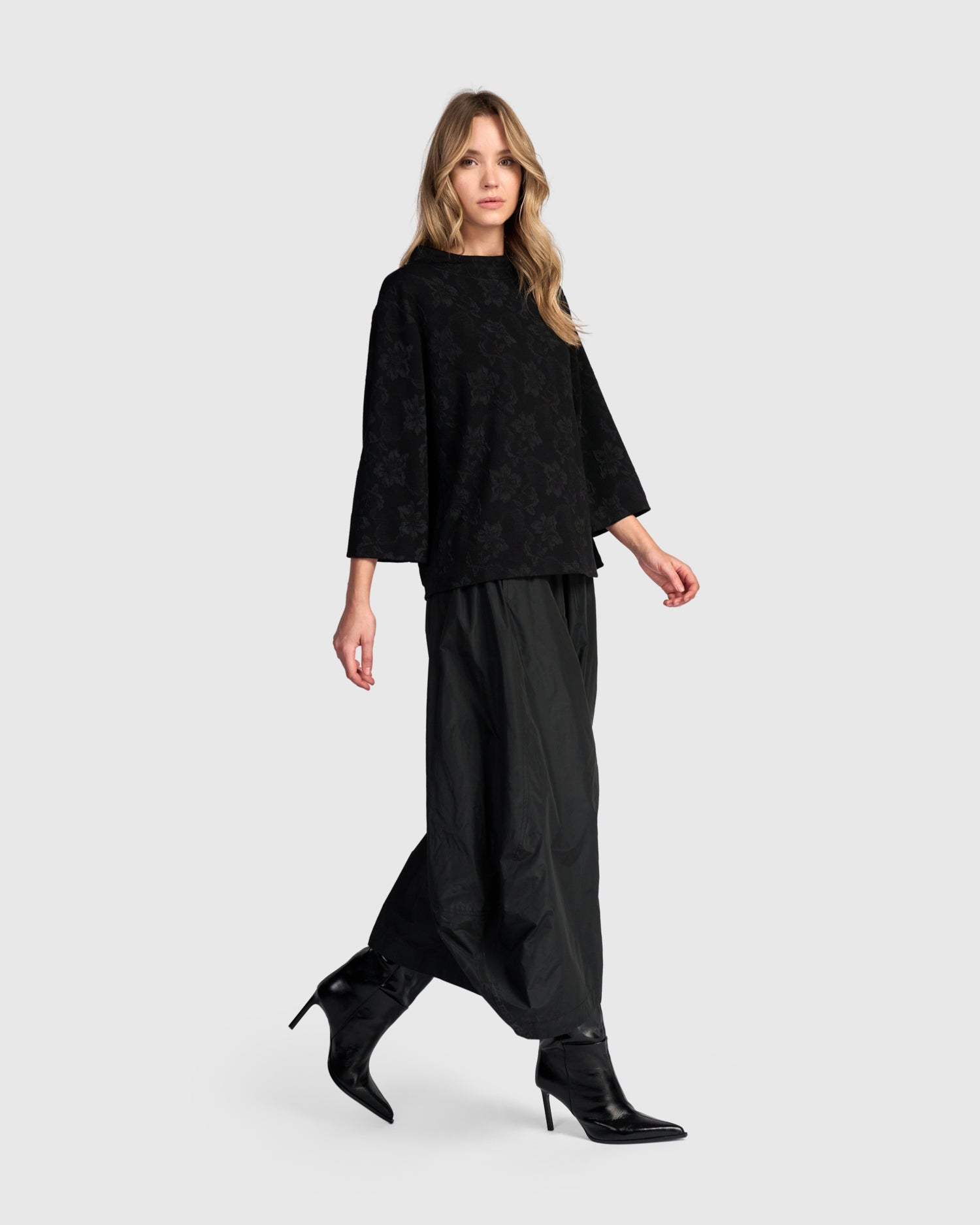 alembika-madrigal-top-damen-top-black-flora image 4